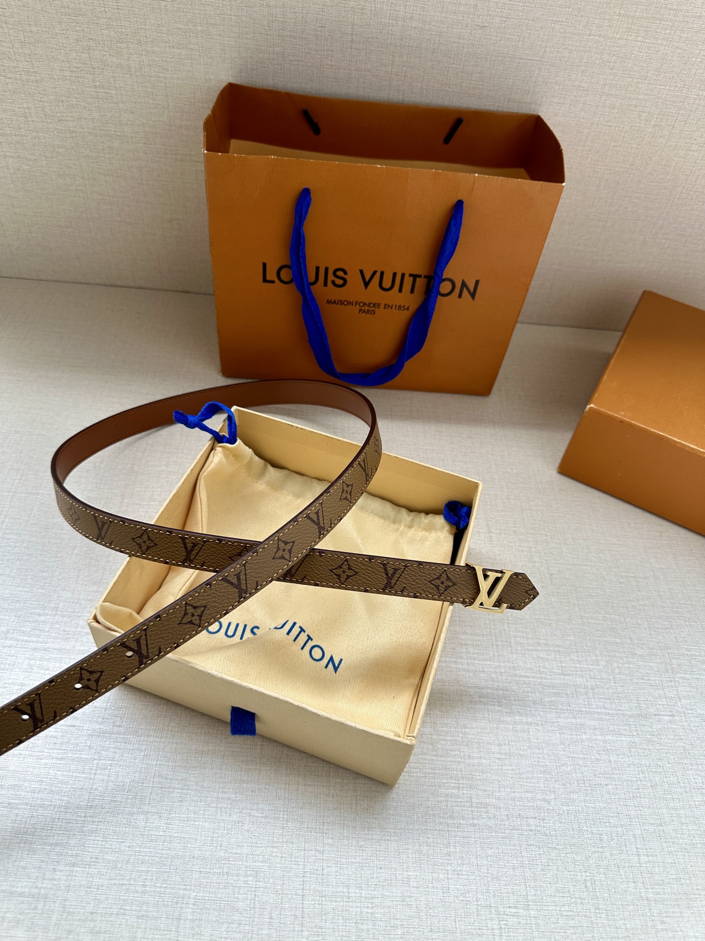 2.0宽 本款 LV Iconic 双面腰带以纤细剪裁迎接新季，搭配标志性 Iconic 搭扣，无论展现