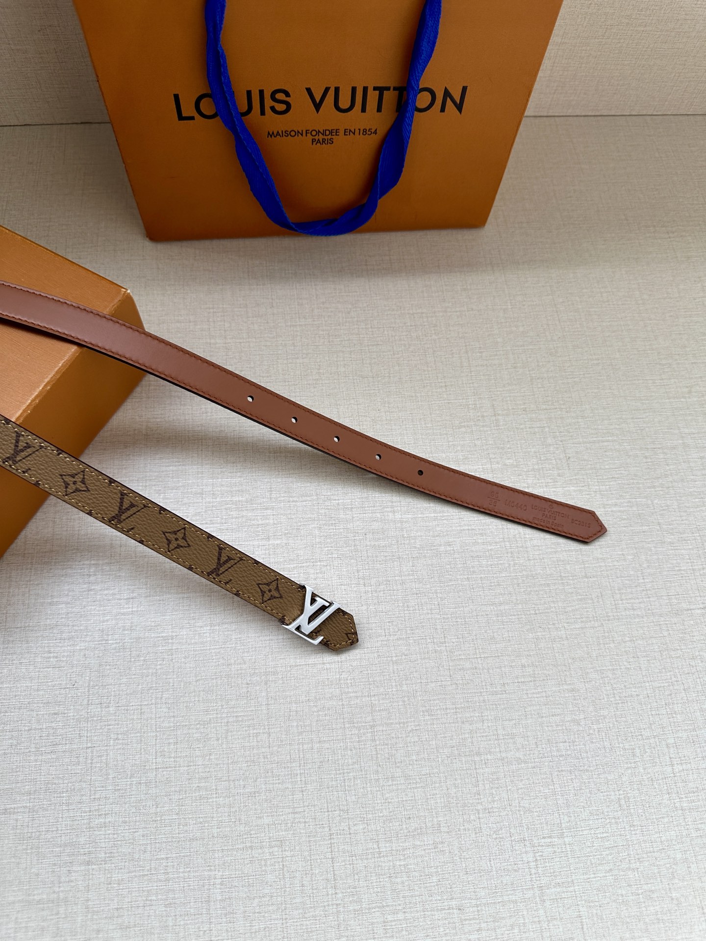 2.0宽 本款 LV Iconic 双面腰带以纤细剪裁迎接新季，搭配标志性 Iconic 搭扣，无论展现