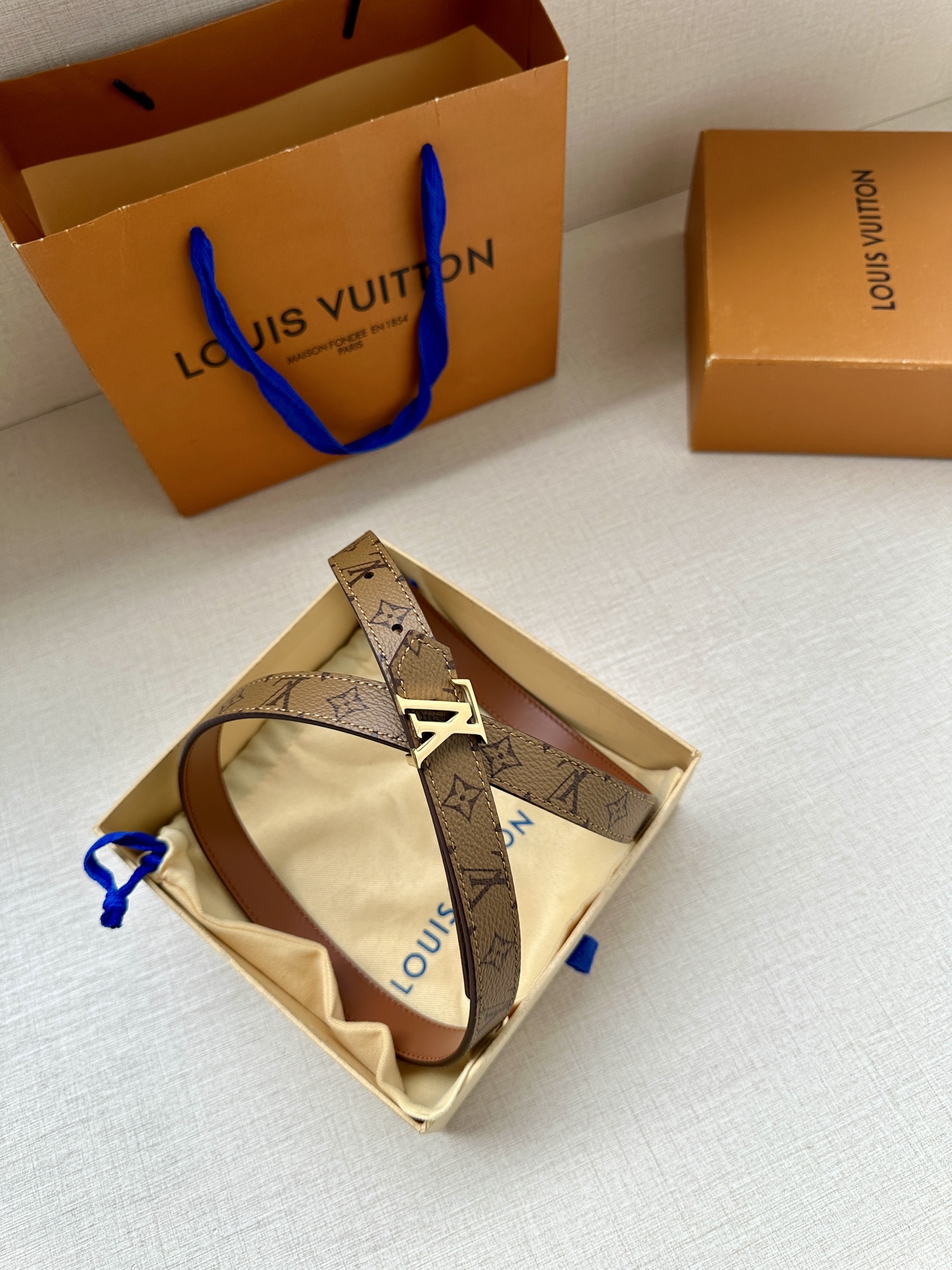 2.0宽 本款 LV Iconic 双面腰带以纤细剪裁迎接新季，搭配标志性 Iconic 搭扣，无论展现