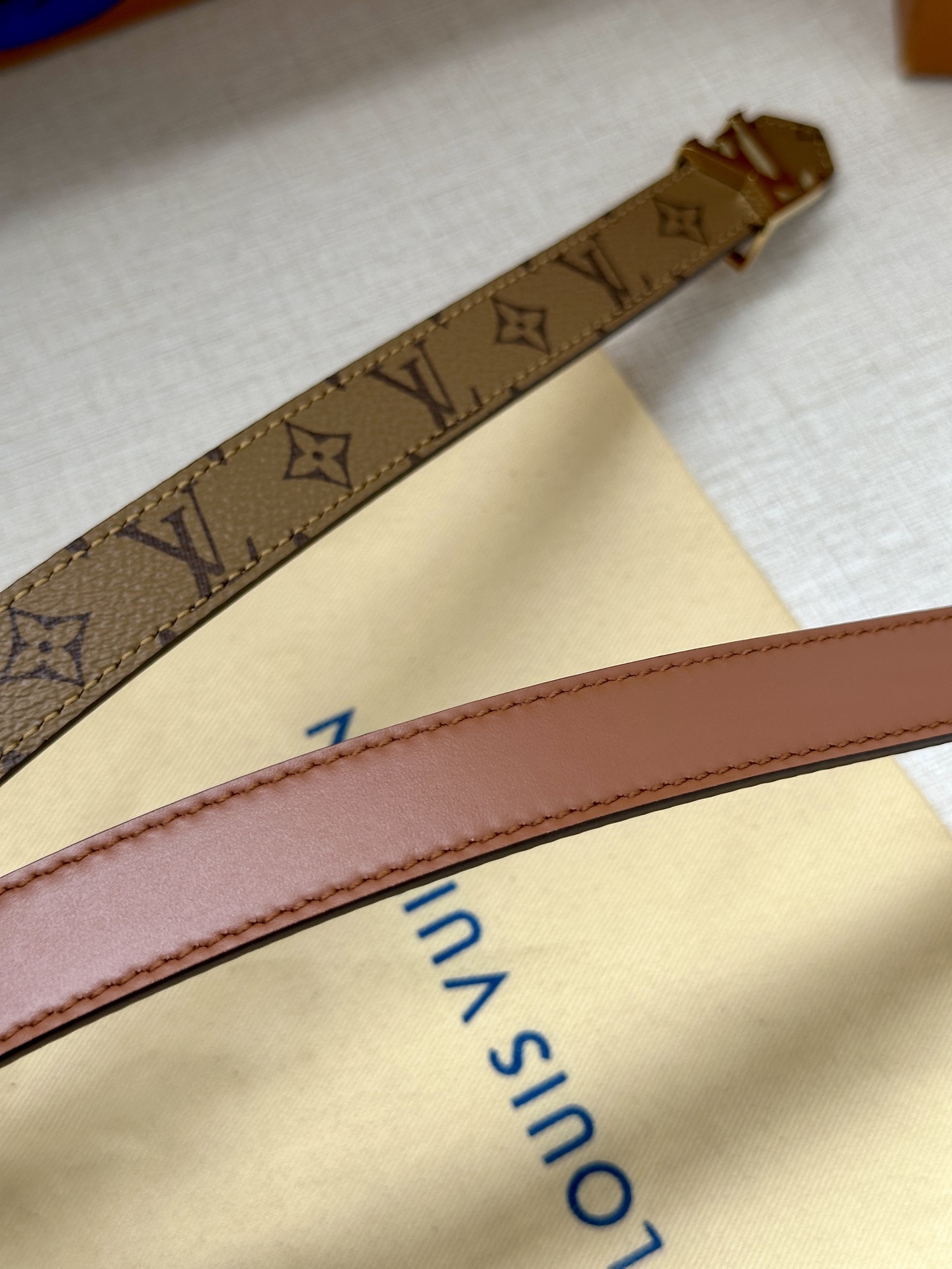 2.0宽 本款 LV Iconic 双面腰带以纤细剪裁迎接新季，搭配标志性 Iconic 搭扣，无论展现