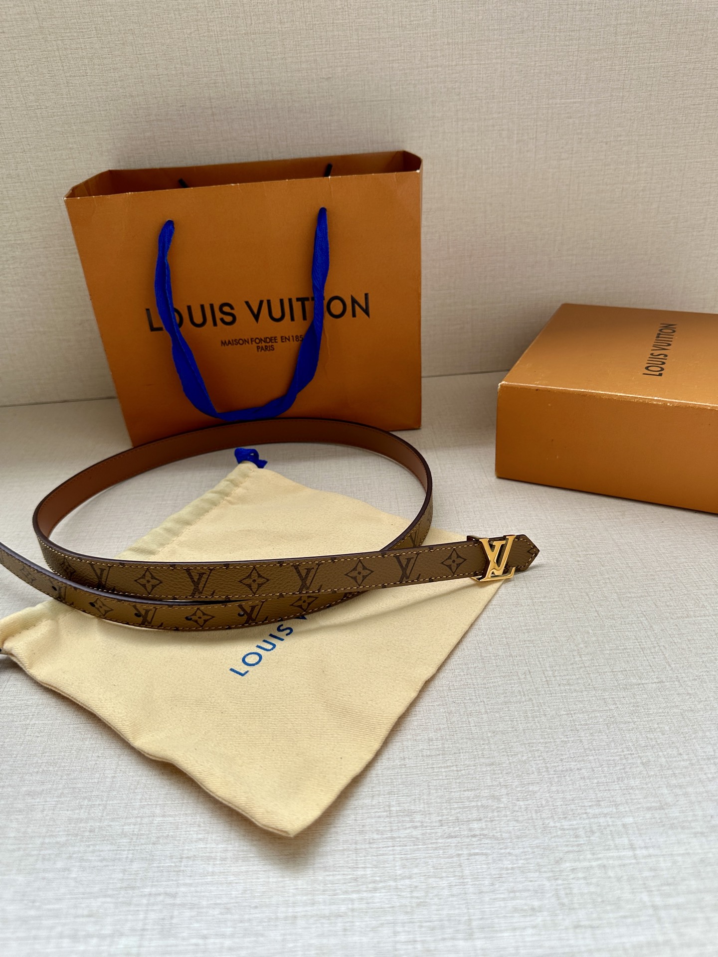 2.0宽 本款 LV Iconic 双面腰带以纤细剪裁迎接新季，搭配标志性 Iconic 搭扣，无论展现