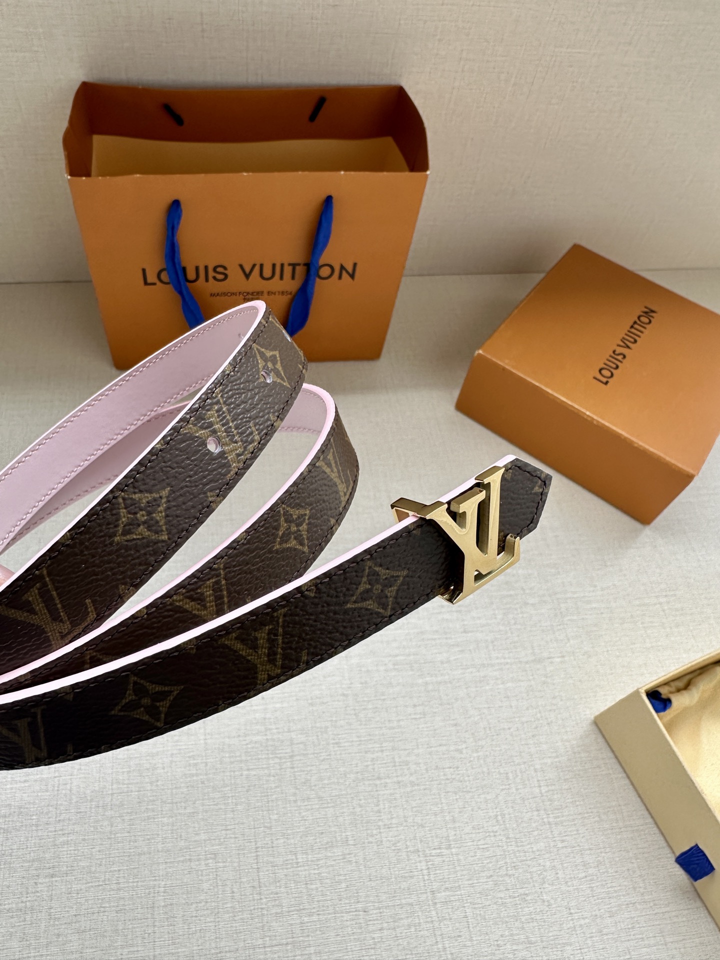 2.0宽 本款 LV Iconic 双面腰带以纤细剪裁迎接新季，搭配标志性 Iconic 搭扣，无论展现