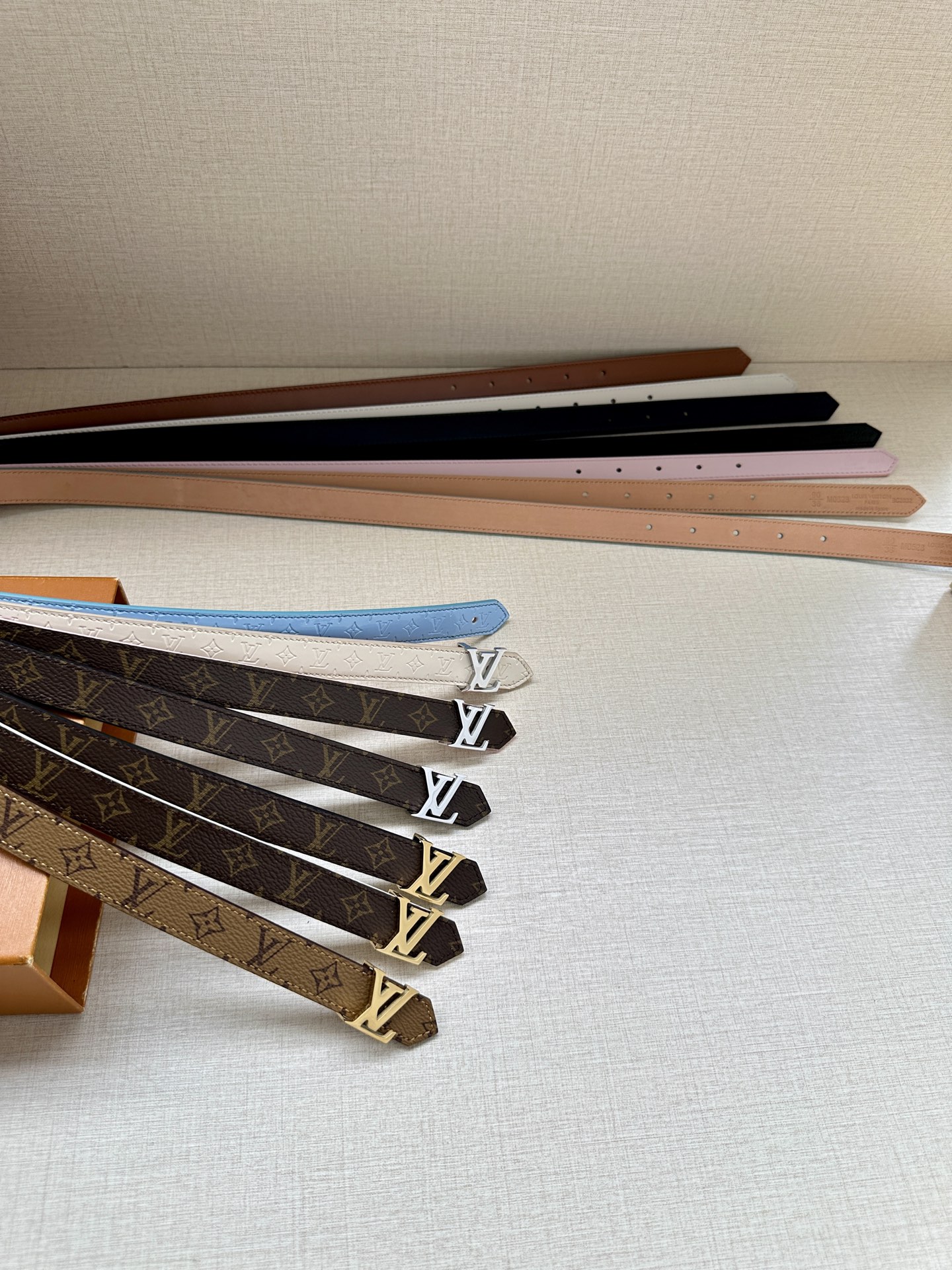 2.0宽 本款 LV Iconic 双面腰带以纤细剪裁迎接新季，搭配标志性 Iconic 搭扣，无论展现