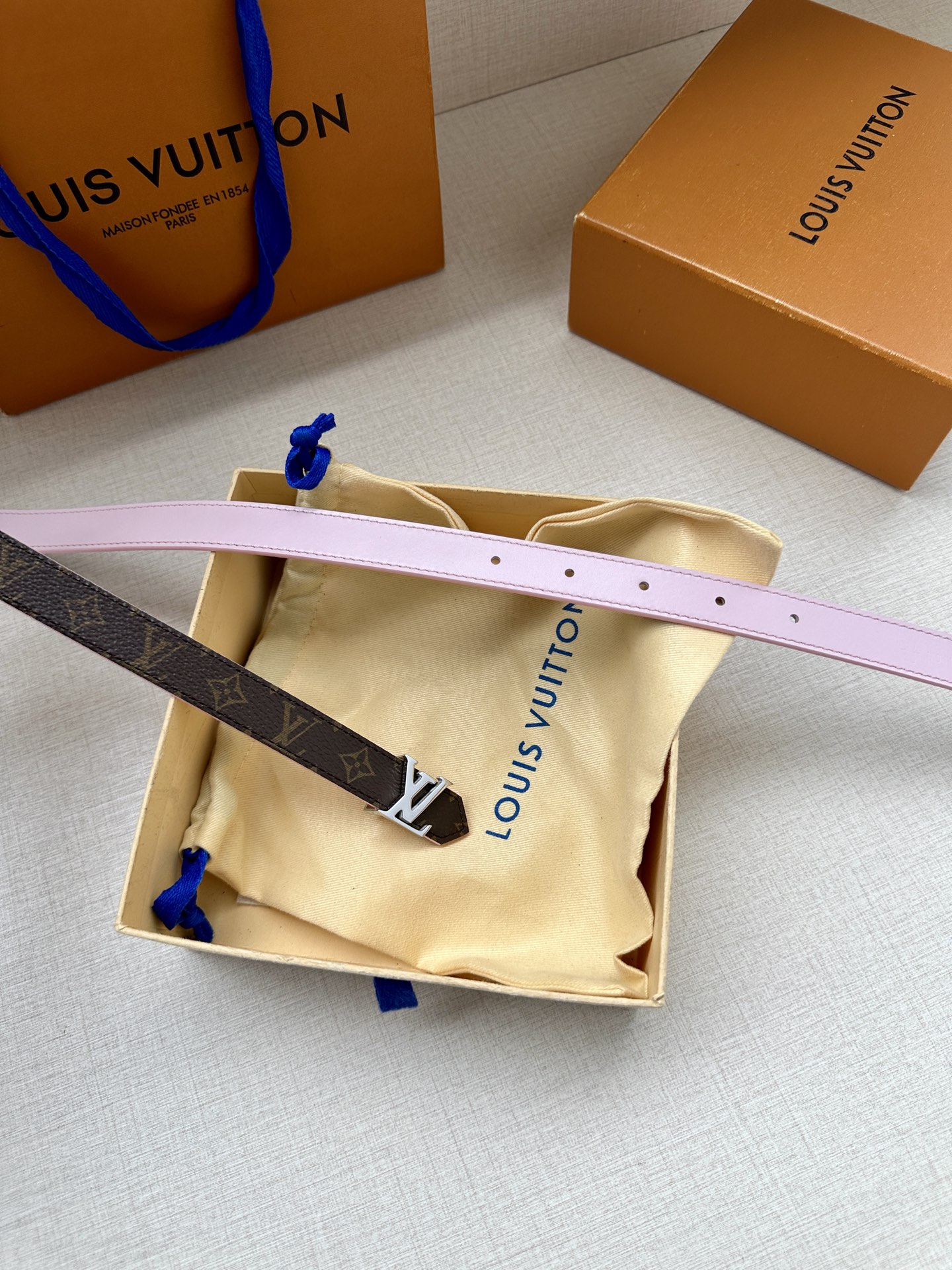 2.0宽 本款 LV Iconic 双面腰带以纤细剪裁迎接新季，搭配标志性 Iconic 搭扣，无论展现