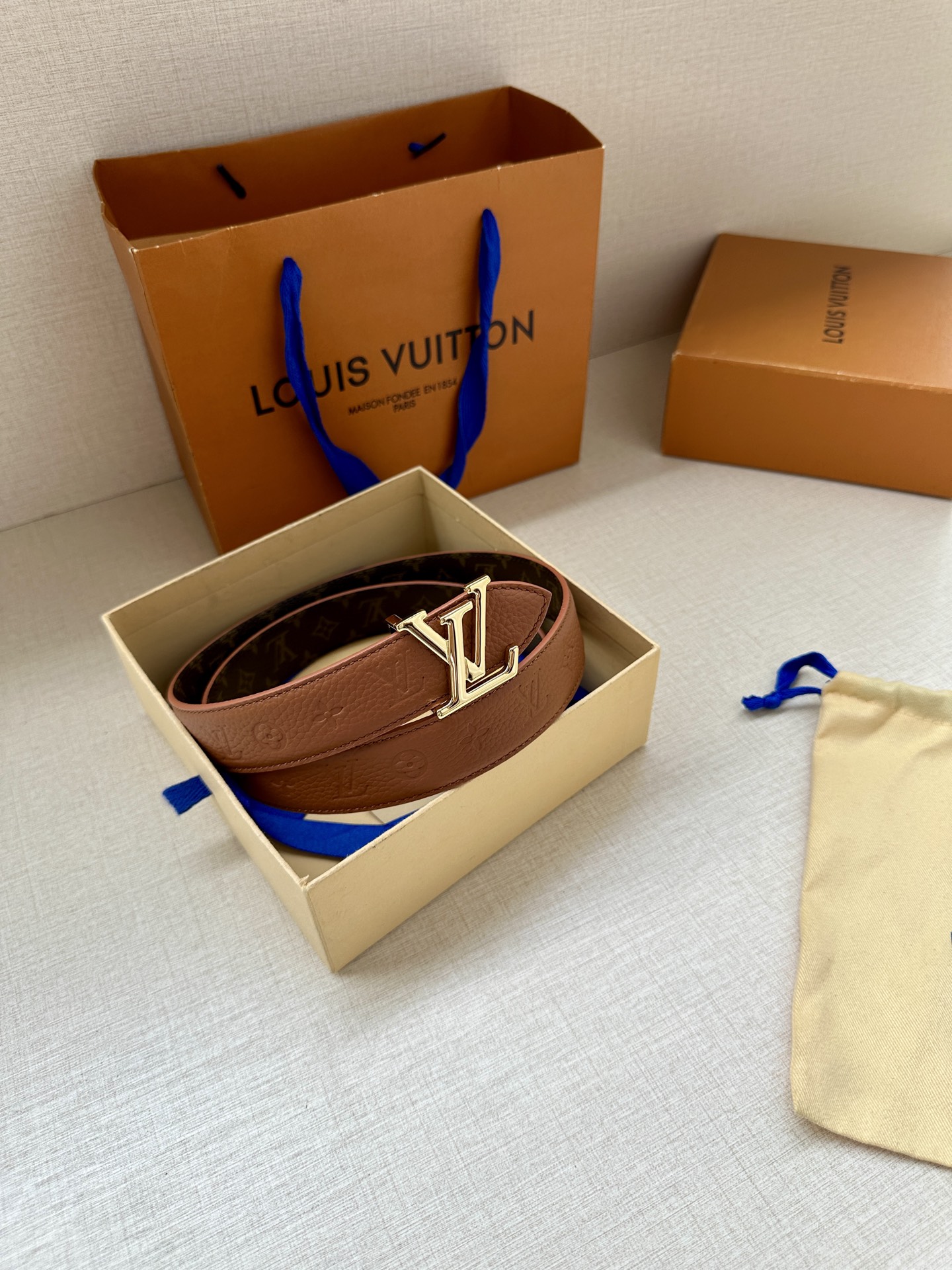 3.0宽LV Flowergram Round 双面腰带以新颖视角解读路易威登经典元素，令圆瓣 Mono