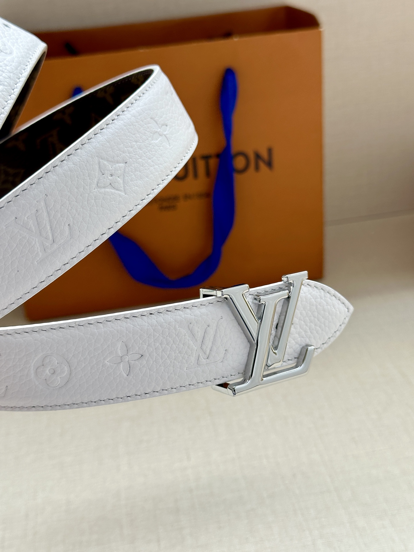 3.0宽LV Flowergram Round 双面腰带以新颖视角解读路易威登经典元素，令圆瓣 Mono