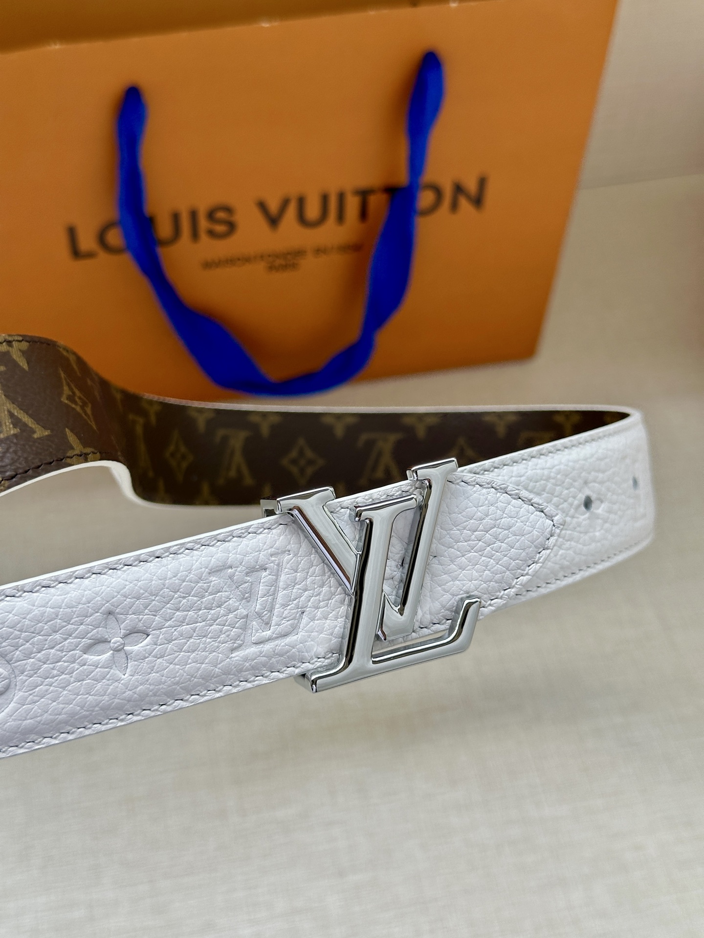 3.0宽LV Flowergram Round 双面腰带以新颖视角解读路易威登经典元素，令圆瓣 Mono