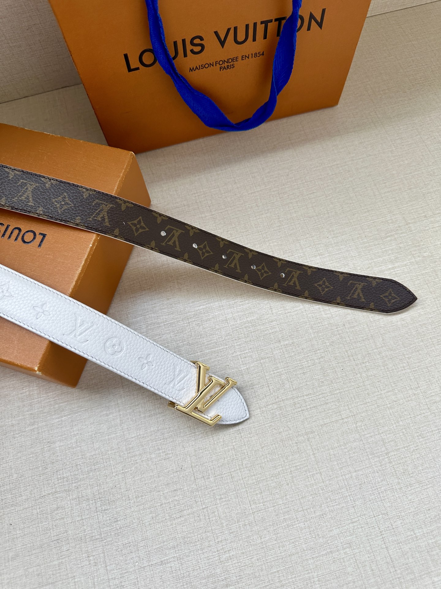 3.0宽LV Flowergram Round 双面腰带以新颖视角解读路易威登经典元素，令圆瓣 Mono