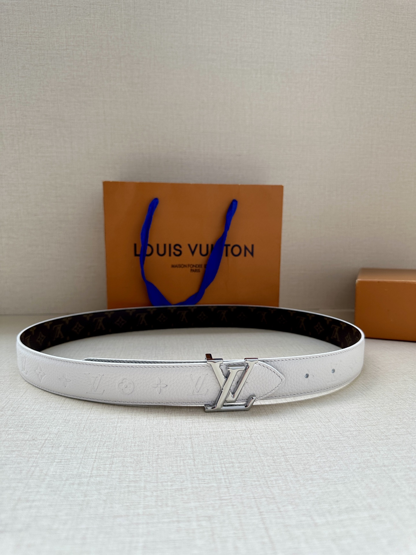 3.0宽LV Flowergram Round 双面腰带以新颖视角解读路易威登经典元素，令圆瓣 Mono