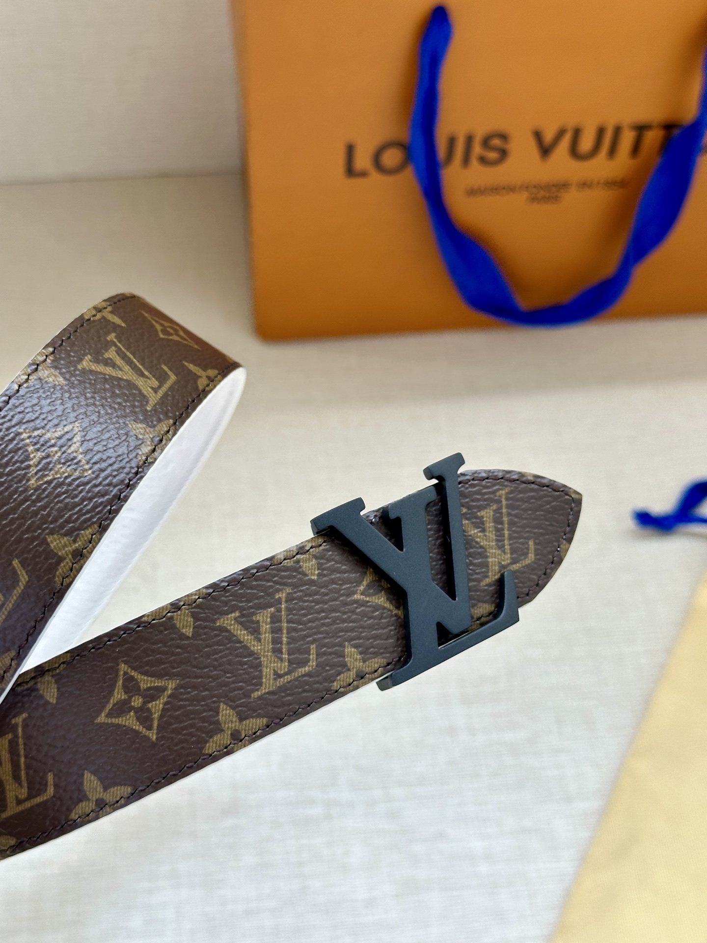 3.0宽LV Flowergram Round 双面腰带以新颖视角解读路易威登经典元素，令圆瓣 Mono