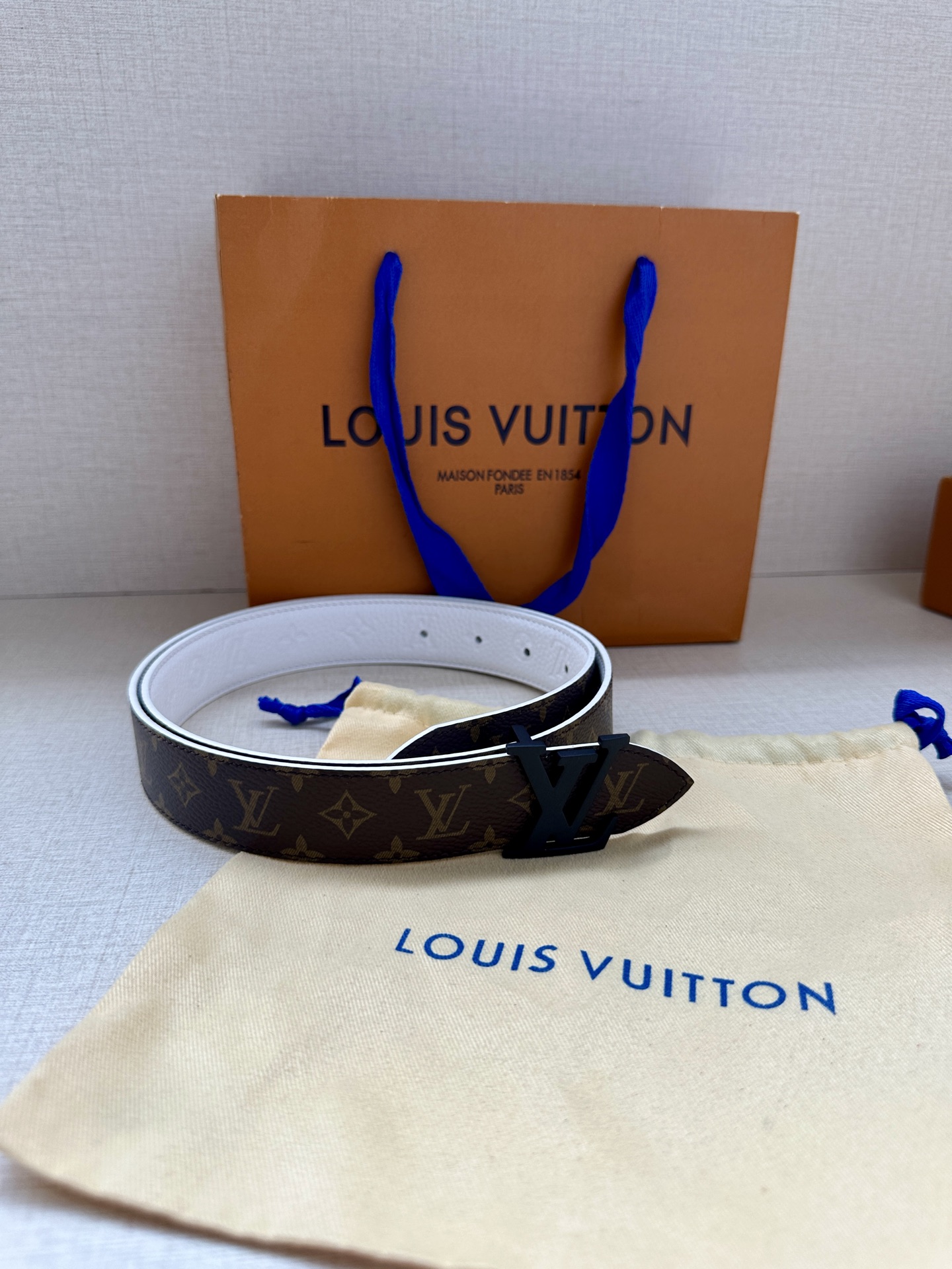 3.0宽LV Flowergram Round 双面腰带以新颖视角解读路易威登经典元素，令圆瓣 Mono