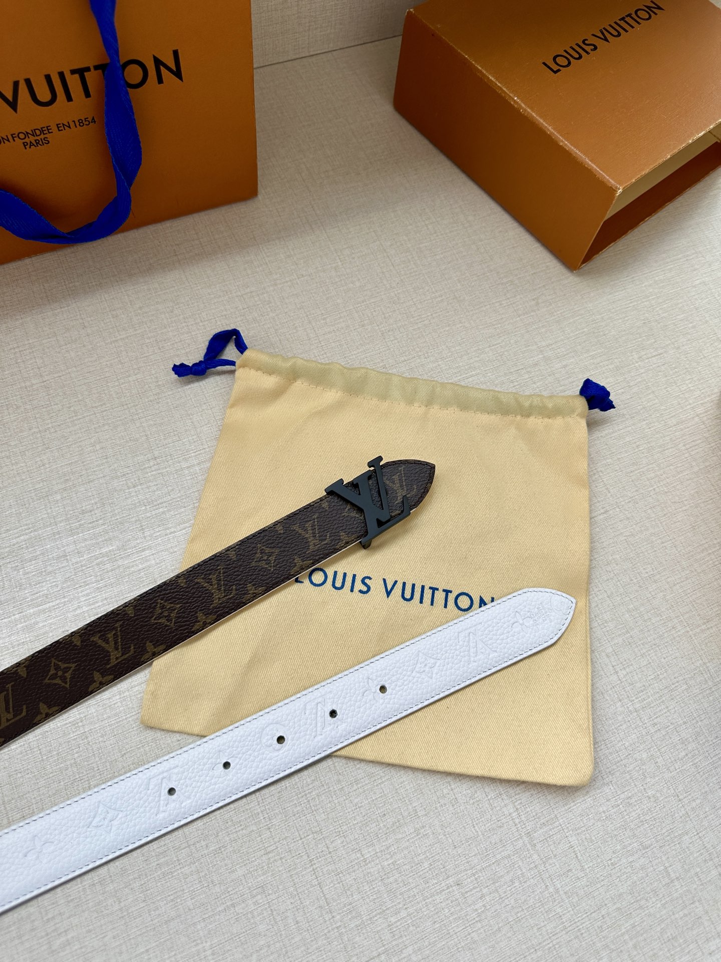 3.0宽LV Flowergram Round 双面腰带以新颖视角解读路易威登经典元素，令圆瓣 Mono