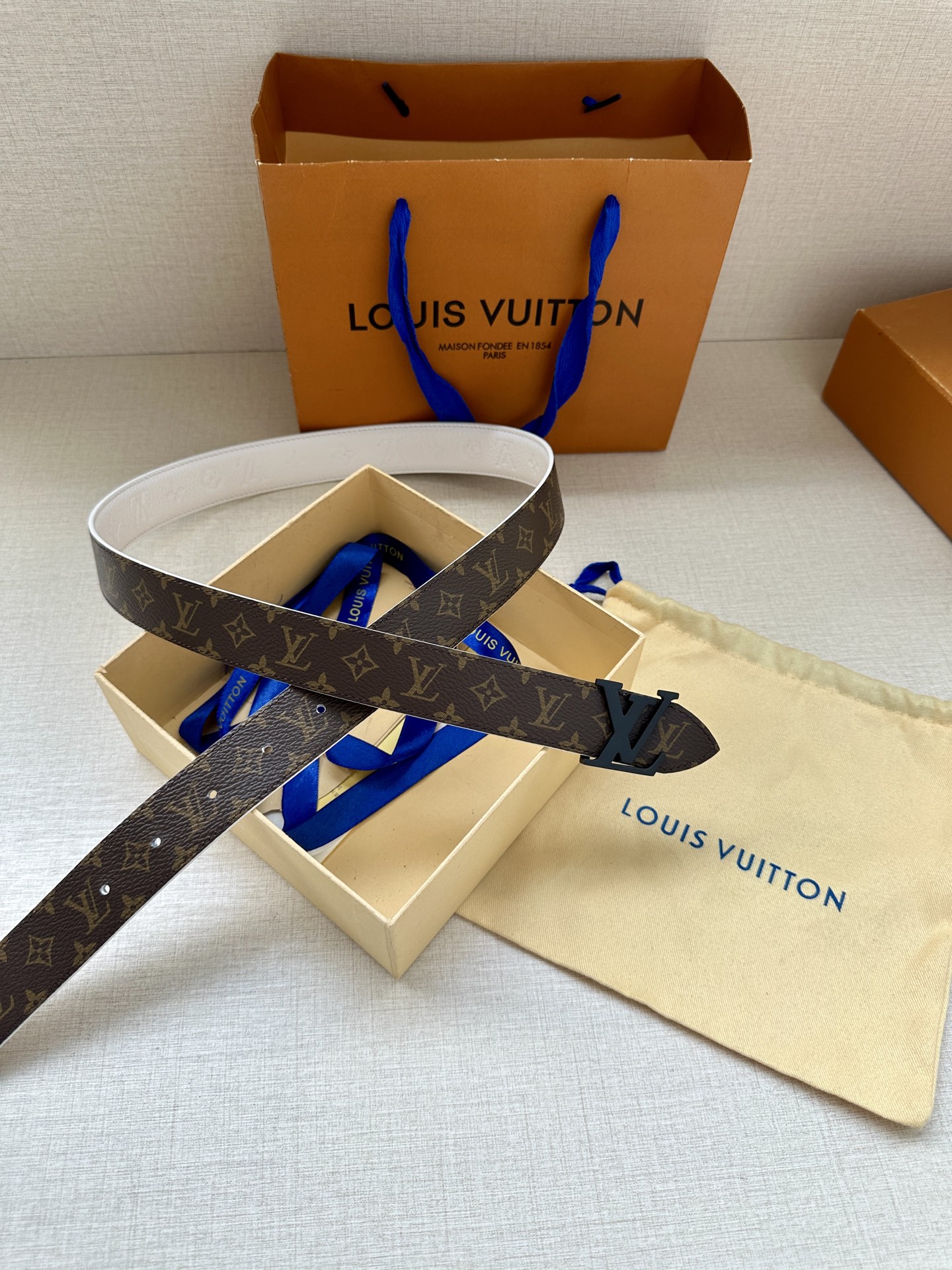 3.0宽LV Flowergram Round 双面腰带以新颖视角解读路易威登经典元素，令圆瓣 Mono