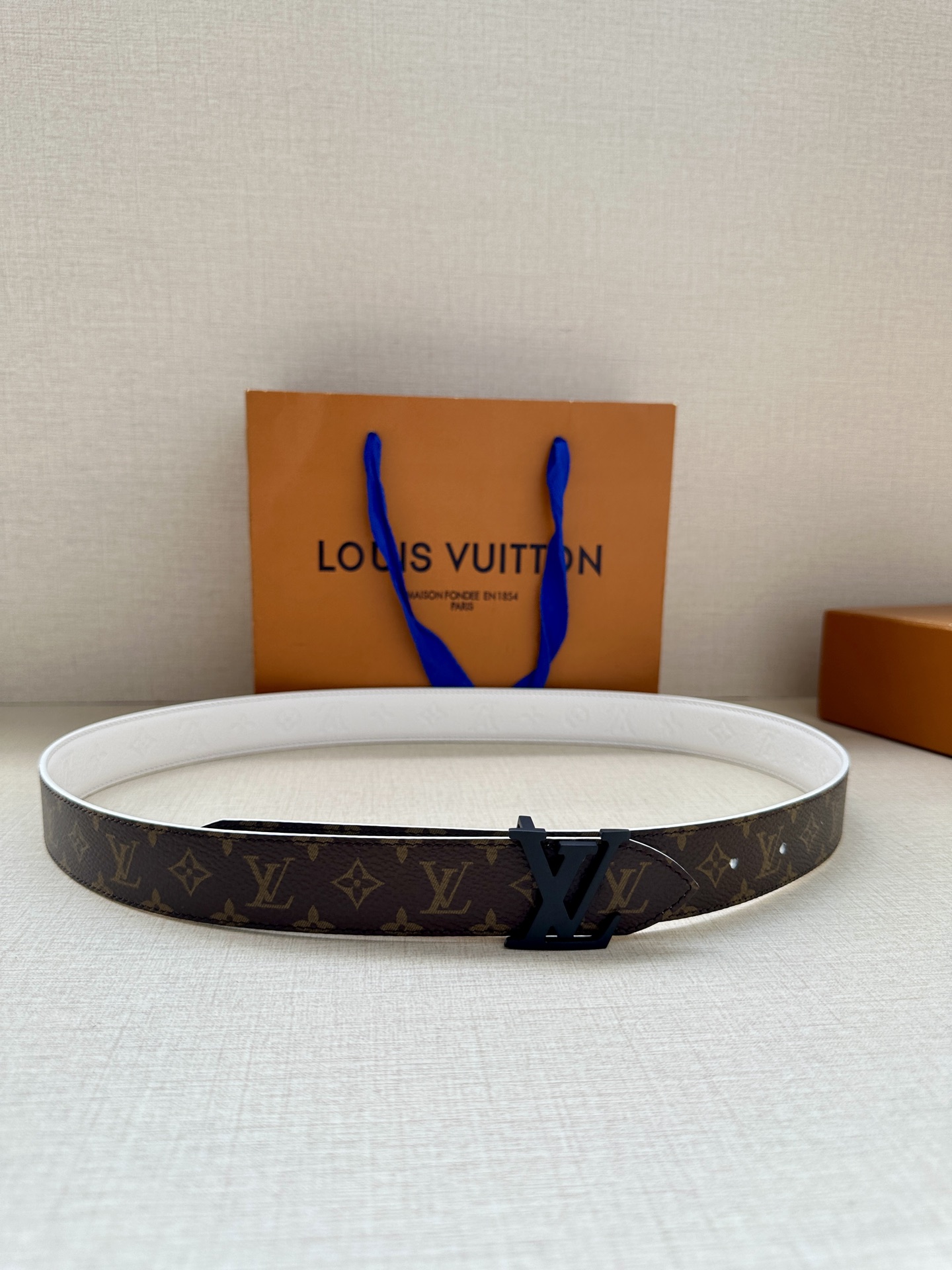 3.0宽LV Flowergram Round 双面腰带以新颖视角解读路易威登经典元素，令圆瓣 Mono