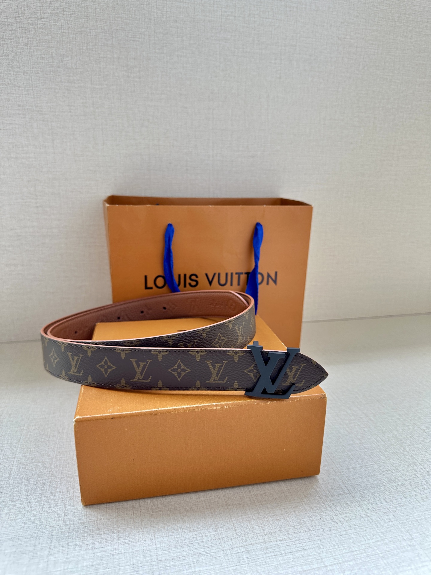 3.0宽LV Flowergram Round 双面腰带以新颖视角解读路易威登经典元素，令圆瓣 Mono