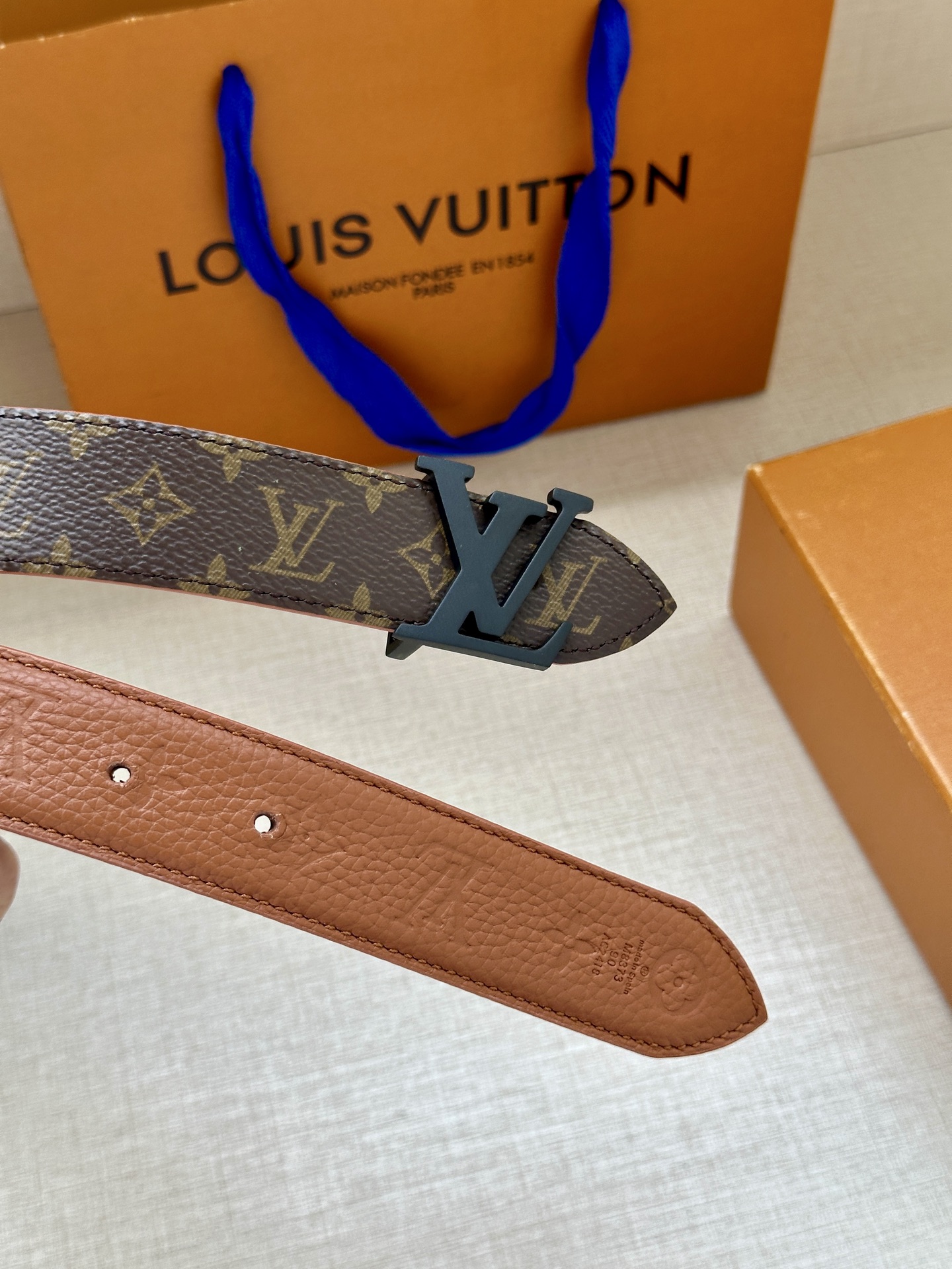 3.0宽LV Flowergram Round 双面腰带以新颖视角解读路易威登经典元素，令圆瓣 Mono