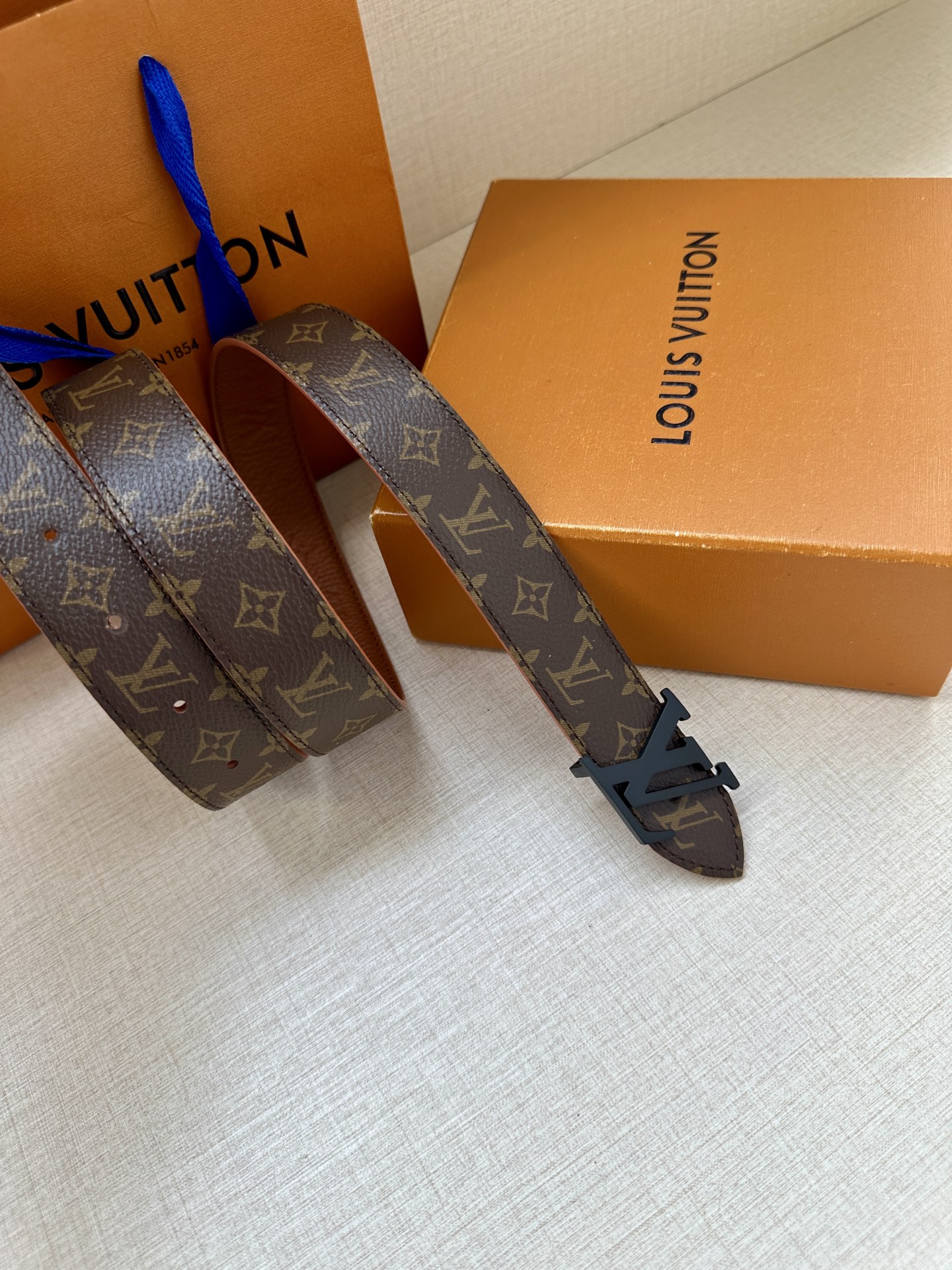 3.0宽LV Flowergram Round 双面腰带以新颖视角解读路易威登经典元素，令圆瓣 Mono