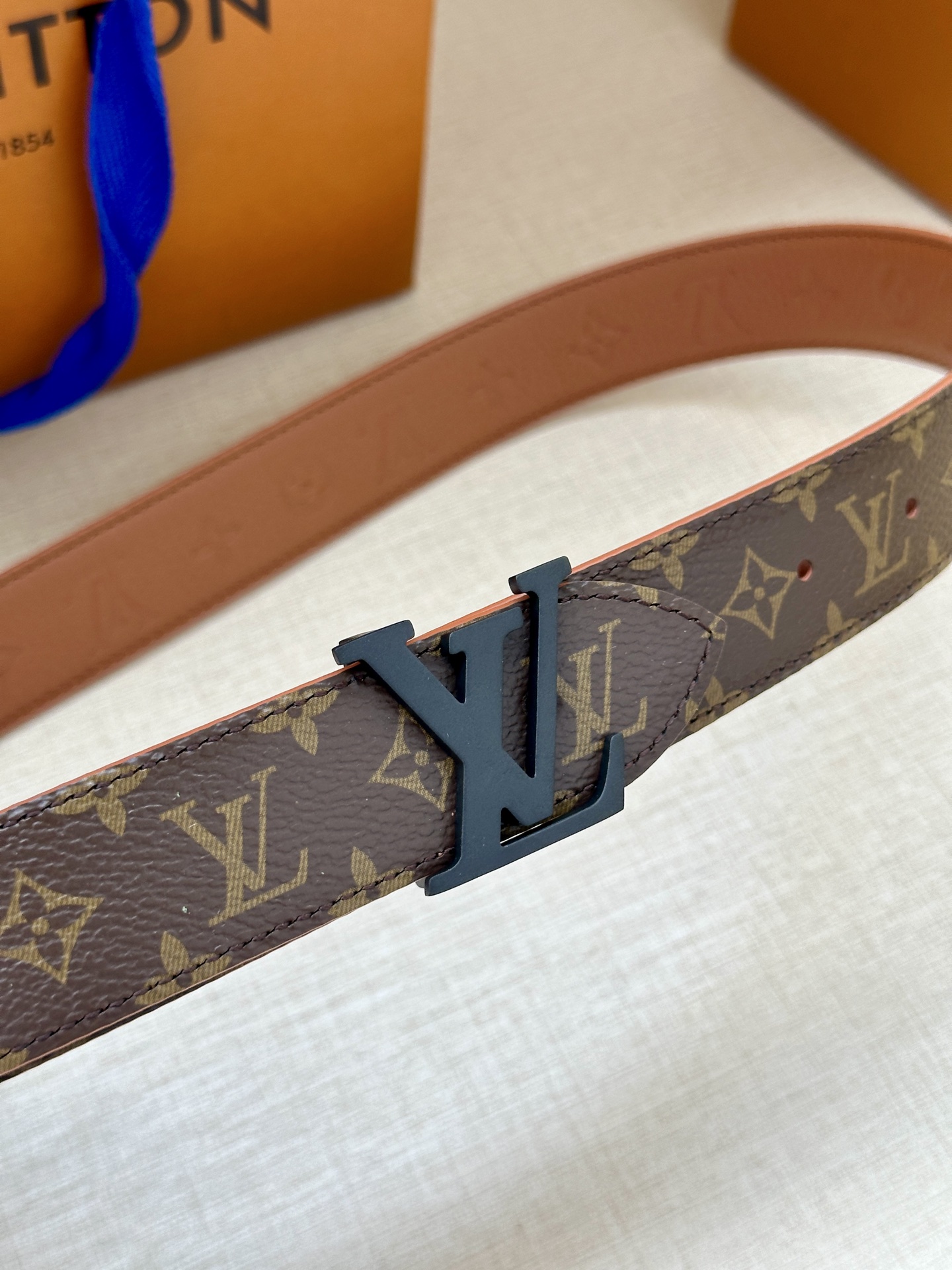 3.0宽LV Flowergram Round 双面腰带以新颖视角解读路易威登经典元素，令圆瓣 Mono