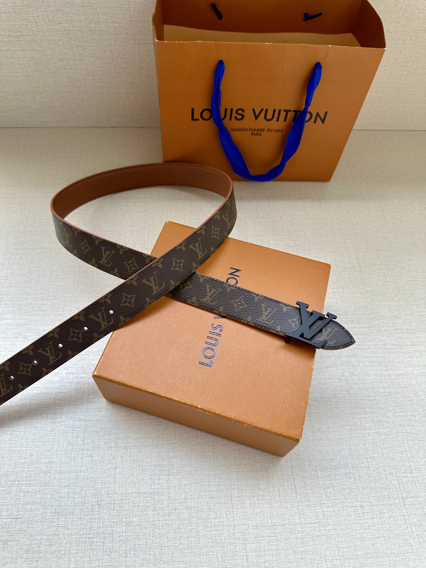 3.0宽LV Flowergram Round 双面腰带以新颖视角解读路易威登经典元素，令圆瓣 Mono