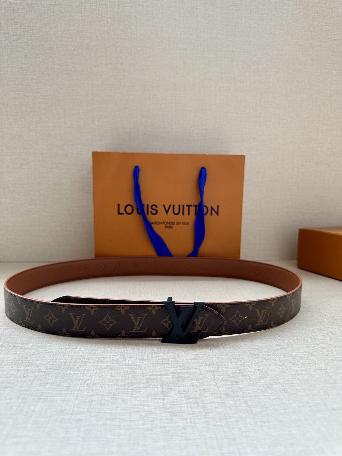 3.0宽LV Flowergram Round 双面腰带以新颖视角解读路易威登经典元素，令圆瓣 Mono