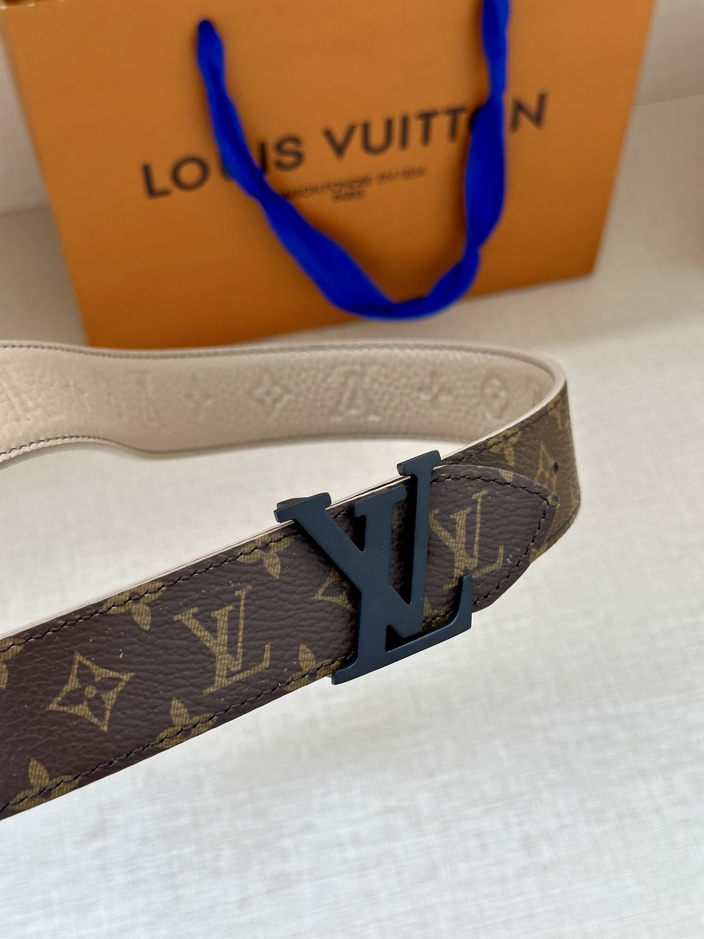 3.0宽LV Flowergram Round 双面腰带以新颖视角解读路易威登经典元素，令圆瓣 Mono