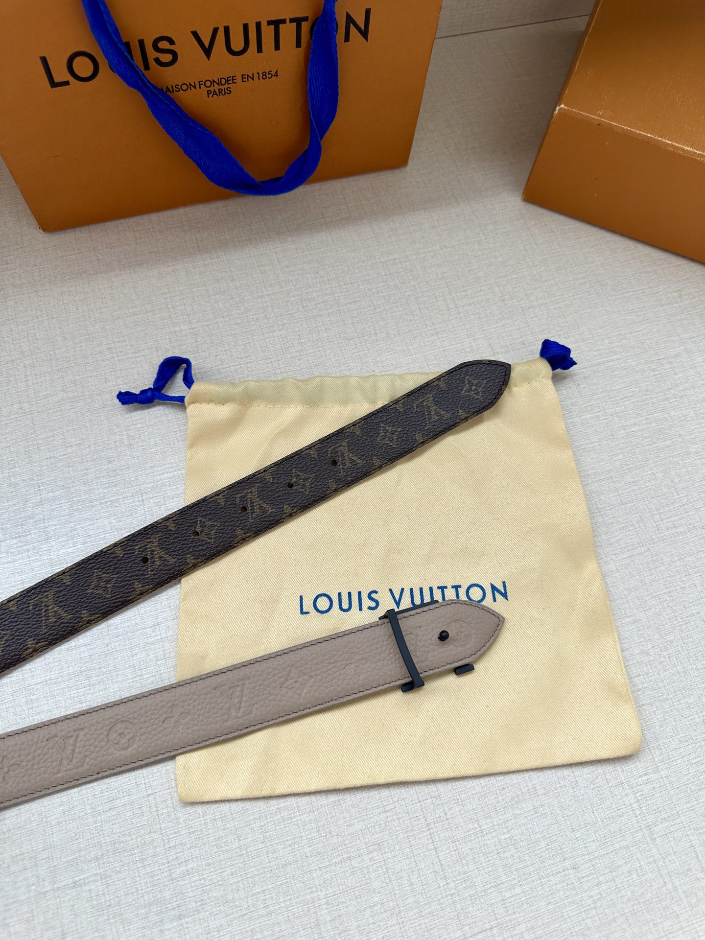 3.0宽LV Flowergram Round 双面腰带以新颖视角解读路易威登经典元素，令圆瓣 Mono