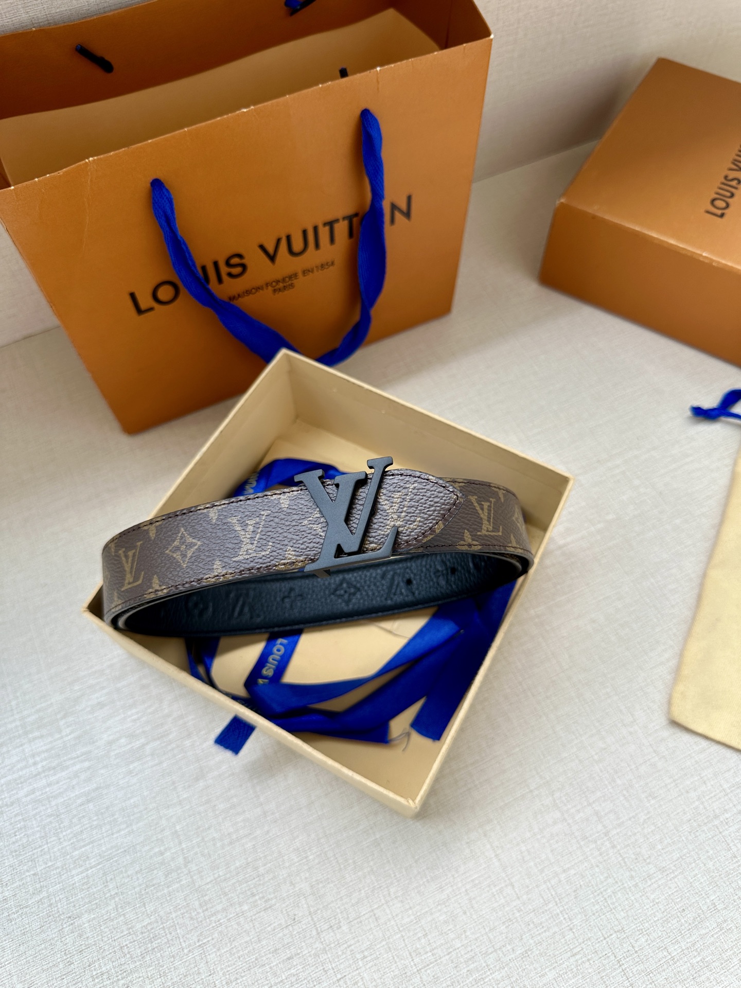 3.0宽LV Flowergram Round 双面腰带以新颖视角解读路易威登经典元素，令圆瓣 Mono