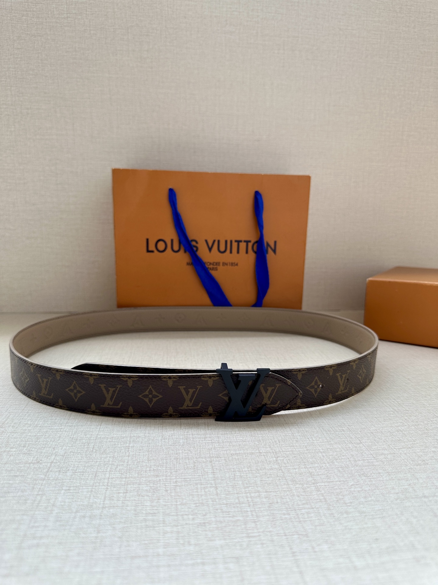 3.0宽LV Flowergram Round 双面腰带以新颖视角解读路易威登经典元素，令圆瓣 Mono