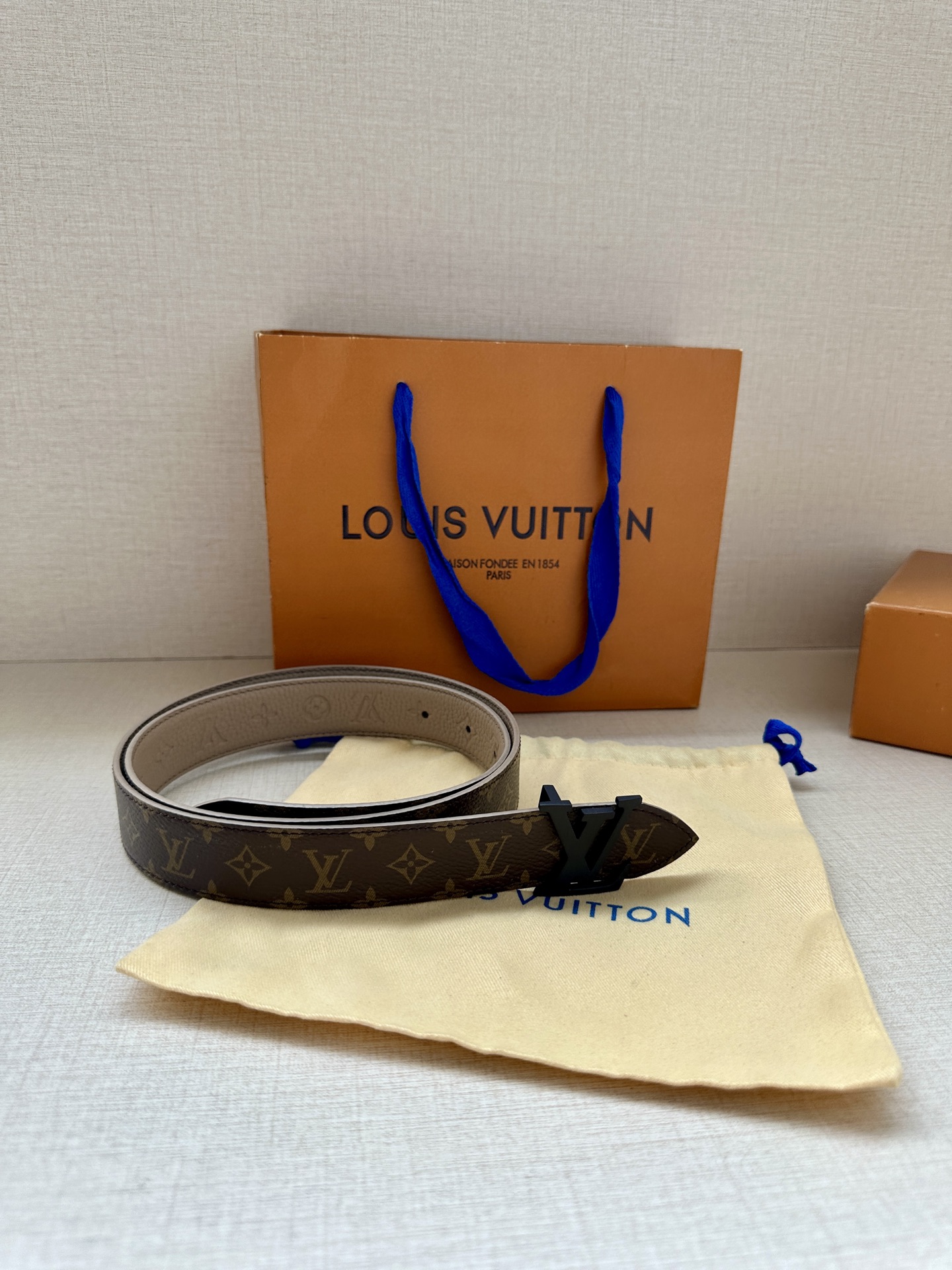 3.0宽LV Flowergram Round 双面腰带以新颖视角解读路易威登经典元素，令圆瓣 Mono