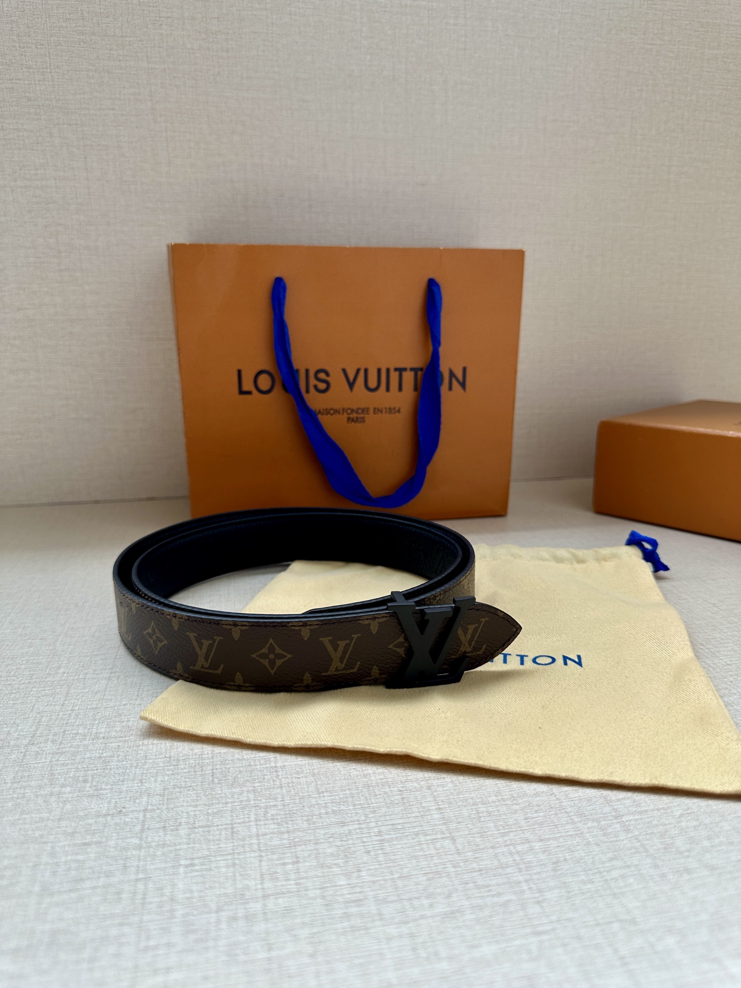 3.0宽LV Flowergram Round 双面腰带以新颖视角解读路易威登经典元素，令圆瓣 Mono