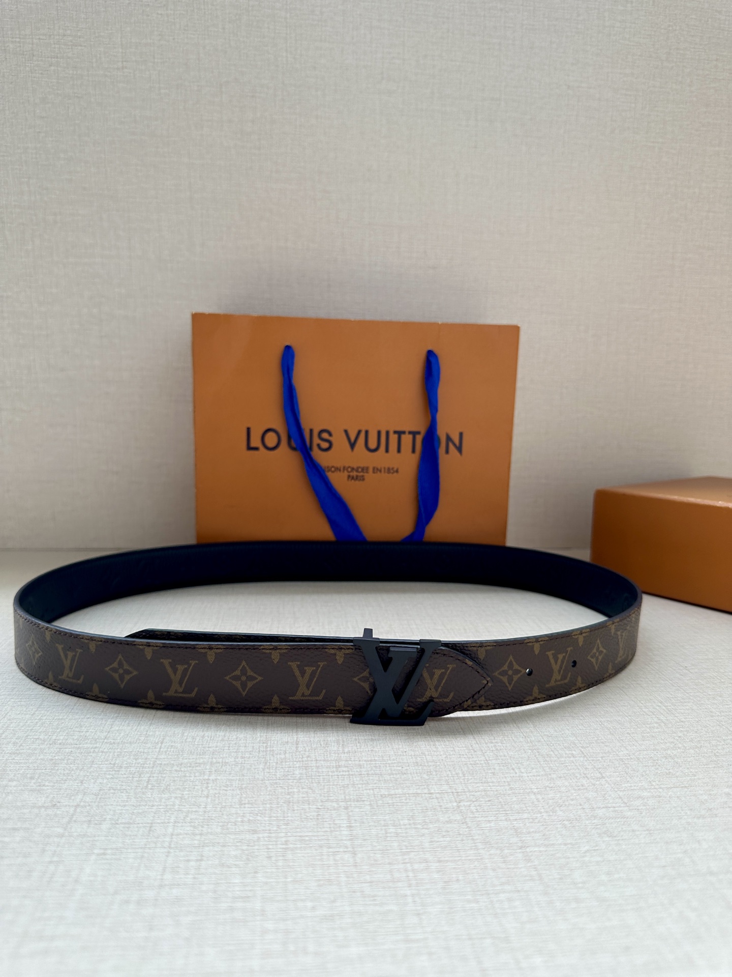 3.0宽LV Flowergram Round 双面腰带以新颖视角解读路易威登经典元素，令圆瓣 Mono