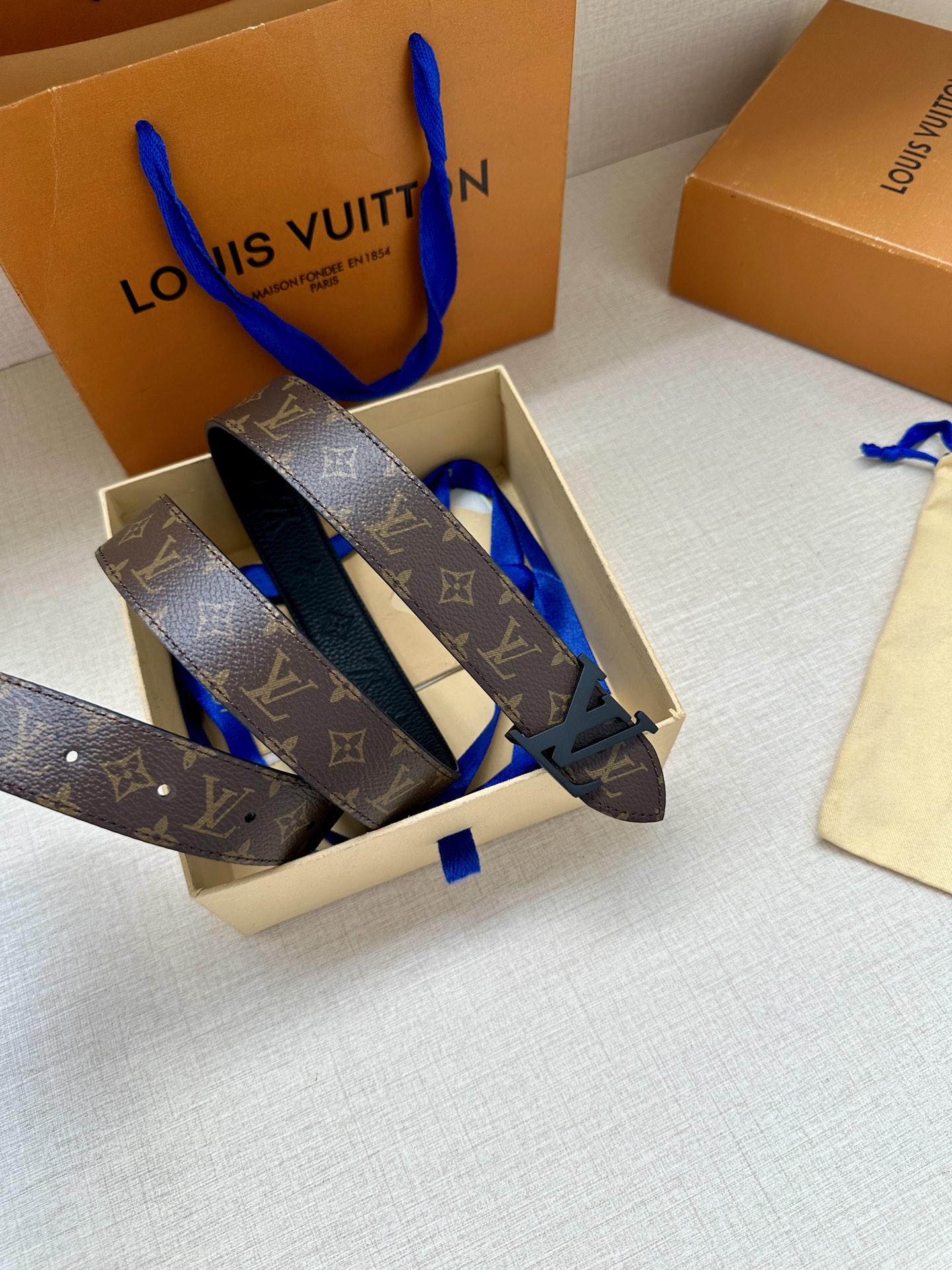 3.0宽LV Flowergram Round 双面腰带以新颖视角解读路易威登经典元素，令圆瓣 Mono