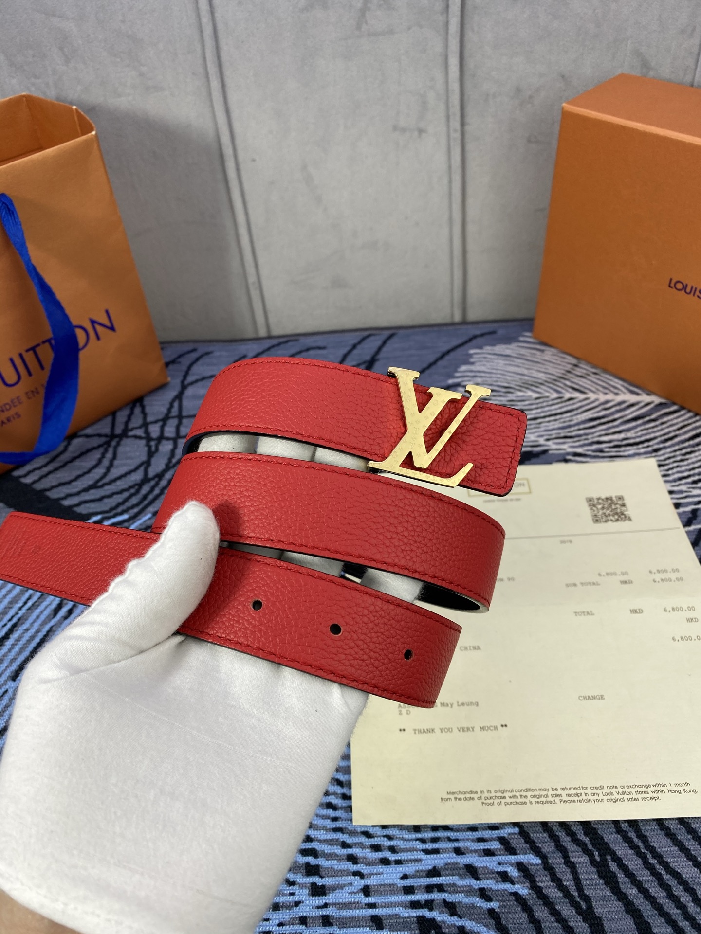 3.0宽 女款双面腰带，双色切换，荔枝纹牛皮触感细腻，金属扣饰精致，彰显优雅与个性，是时尚女性的精致之选