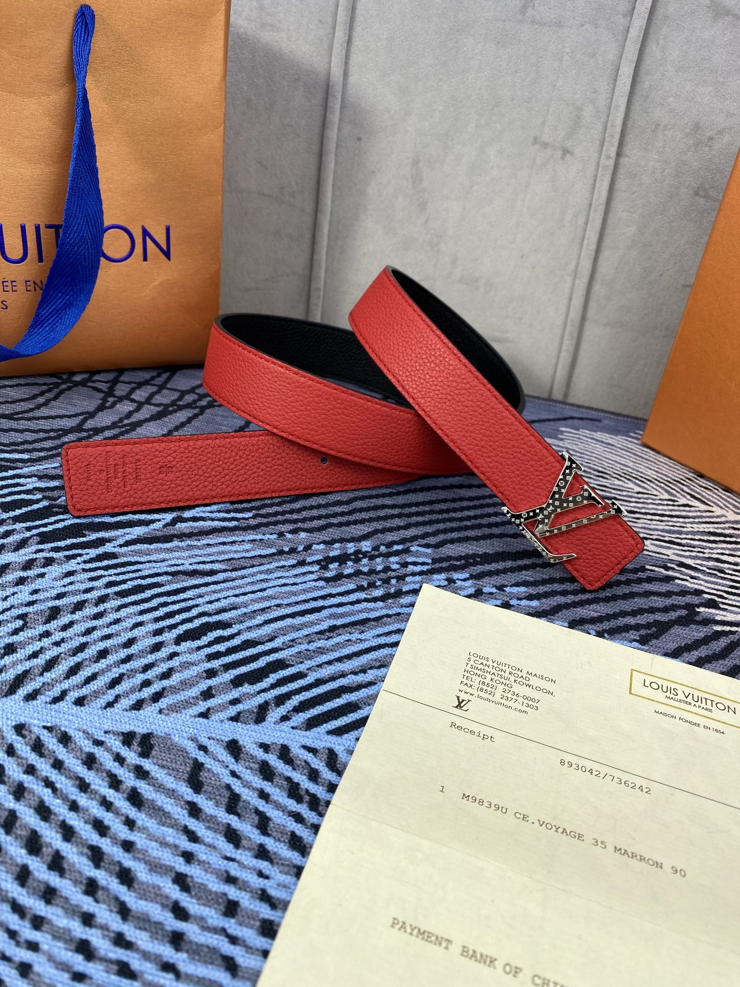 3.0宽 女款双面腰带，双色切换，荔枝纹牛皮触感细腻，金属扣饰精致，彰显优雅与个性，是时尚女性的精致之选