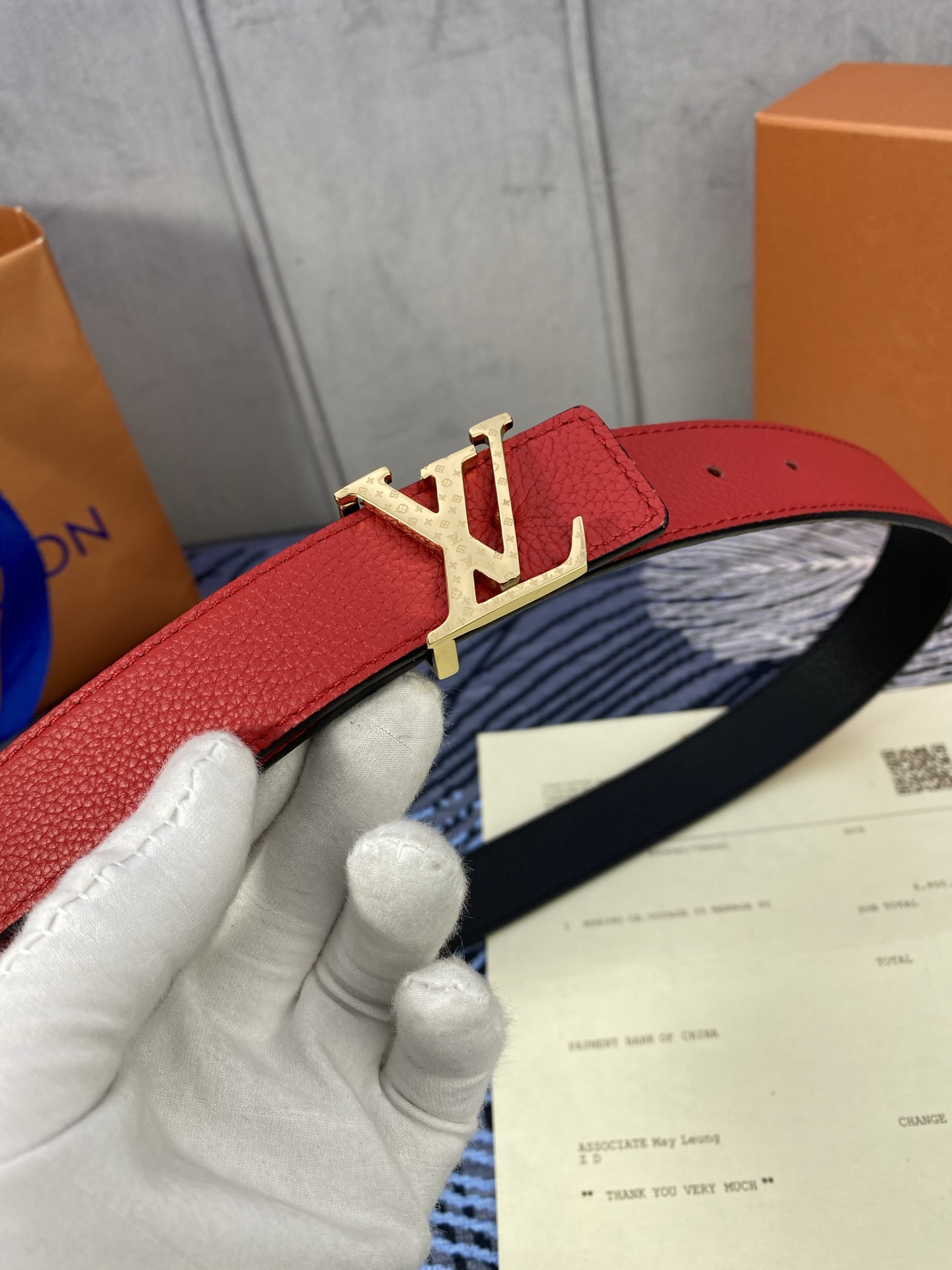 3.0宽 女款双面腰带，双色切换，荔枝纹牛皮触感细腻，金属扣饰精致，彰显优雅与个性，是时尚女性的精致之选