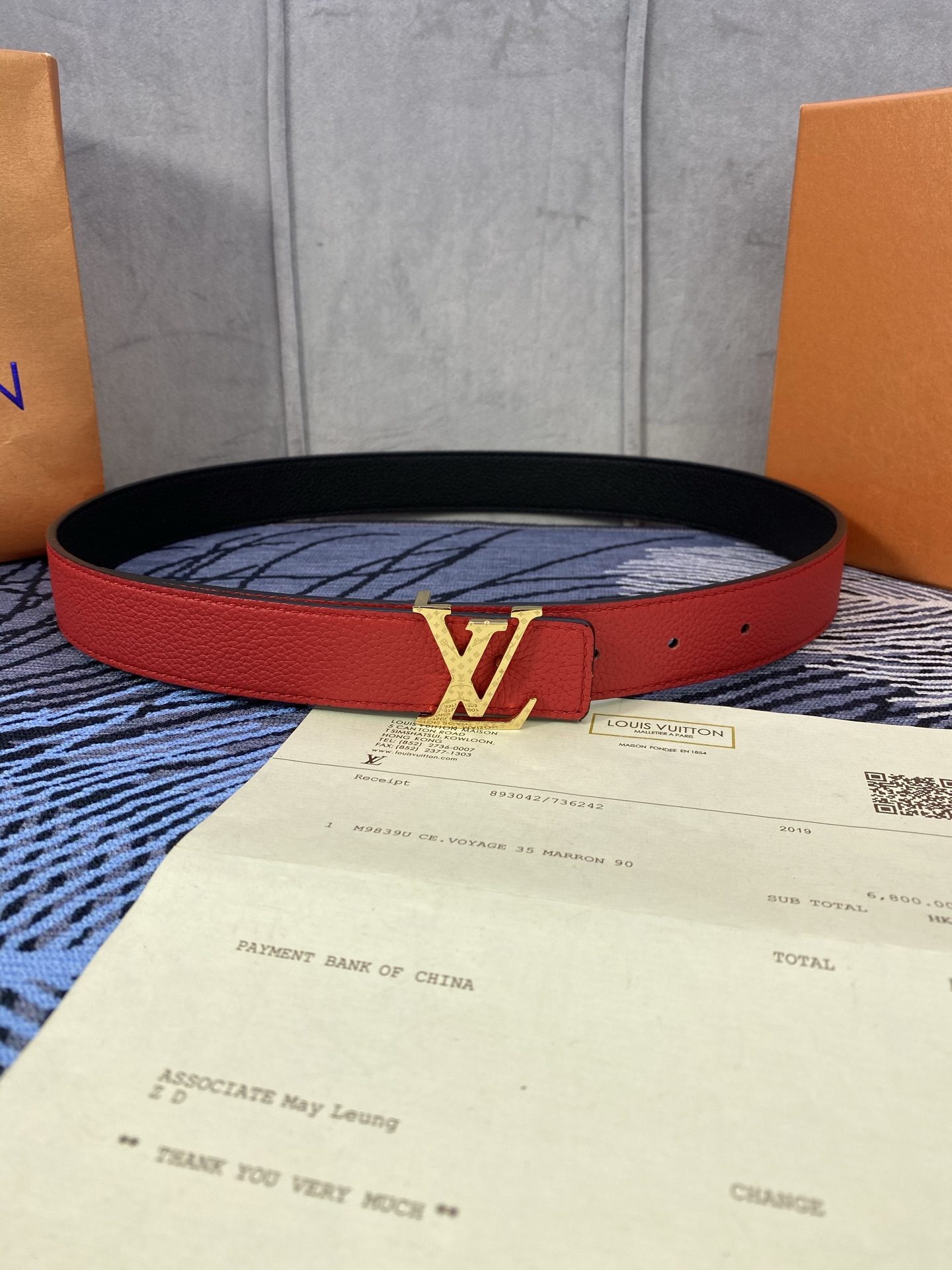 3.0宽 女款双面腰带，双色切换，荔枝纹牛皮触感细腻，金属扣饰精致，彰显优雅与个性，是时尚女性的精致之选