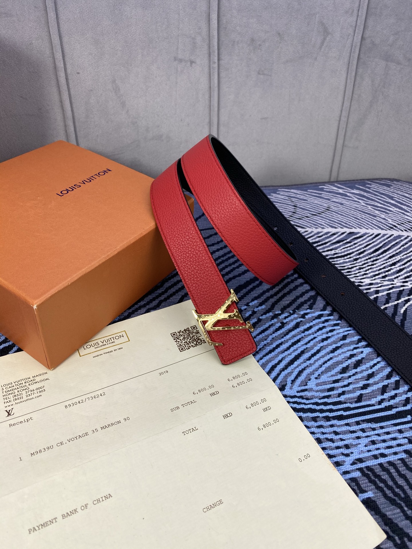 3.0宽 女款双面腰带，双色切换，荔枝纹牛皮触感细腻，金属扣饰精致，彰显优雅与个性，是时尚女性的精致之选