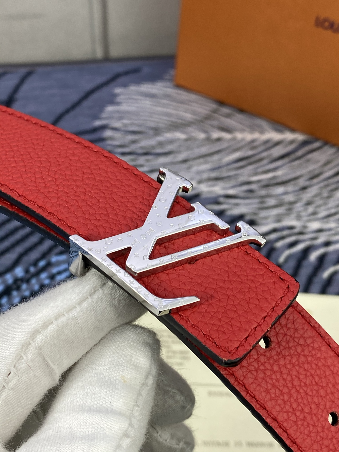 3.0宽 女款双面腰带，双色切换，荔枝纹牛皮触感细腻，金属扣饰精致，彰显优雅与个性，是时尚女性的精致之选