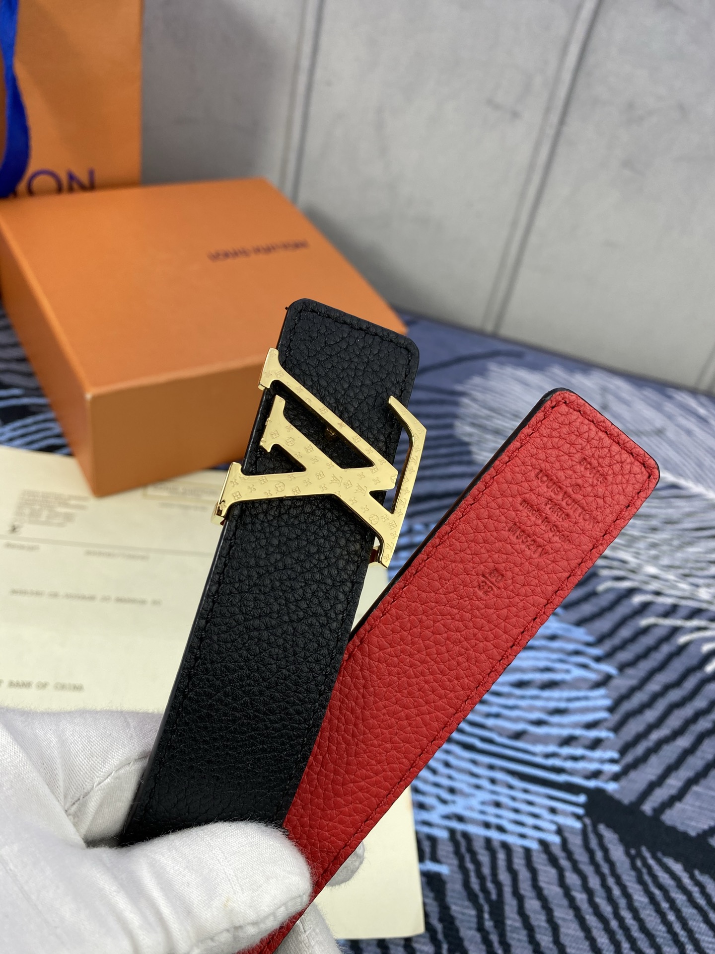 3.0宽 女款双面腰带，双色切换，荔枝纹牛皮触感细腻，金属扣饰精致，彰显优雅与个性，是时尚女性的精致之选