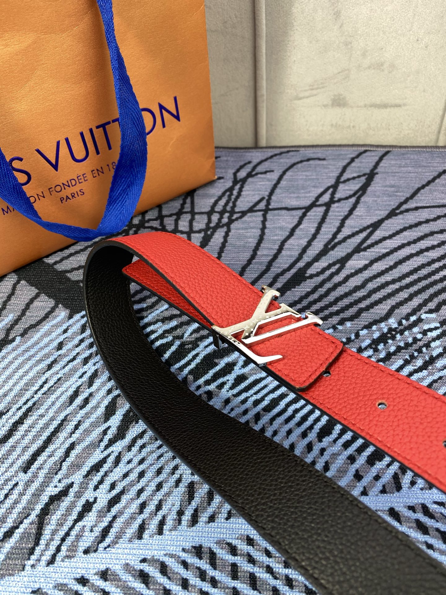 3.0宽 女款双面腰带，双色切换，荔枝纹牛皮触感细腻，金属扣饰精致，彰显优雅与个性，是时尚女性的精致之选