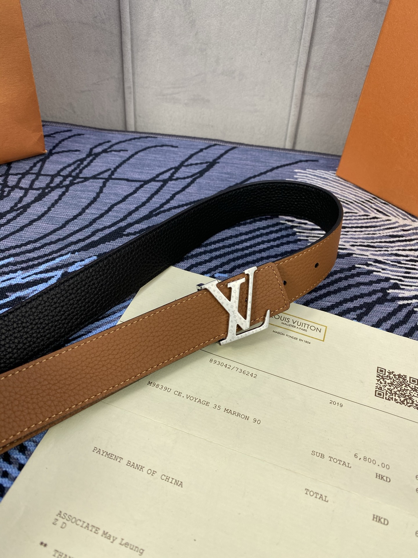 3.0宽 女款双面腰带，双色切换，荔枝纹牛皮触感细腻，金属扣饰精致，彰显优雅与个性，是时尚女性的精致之选