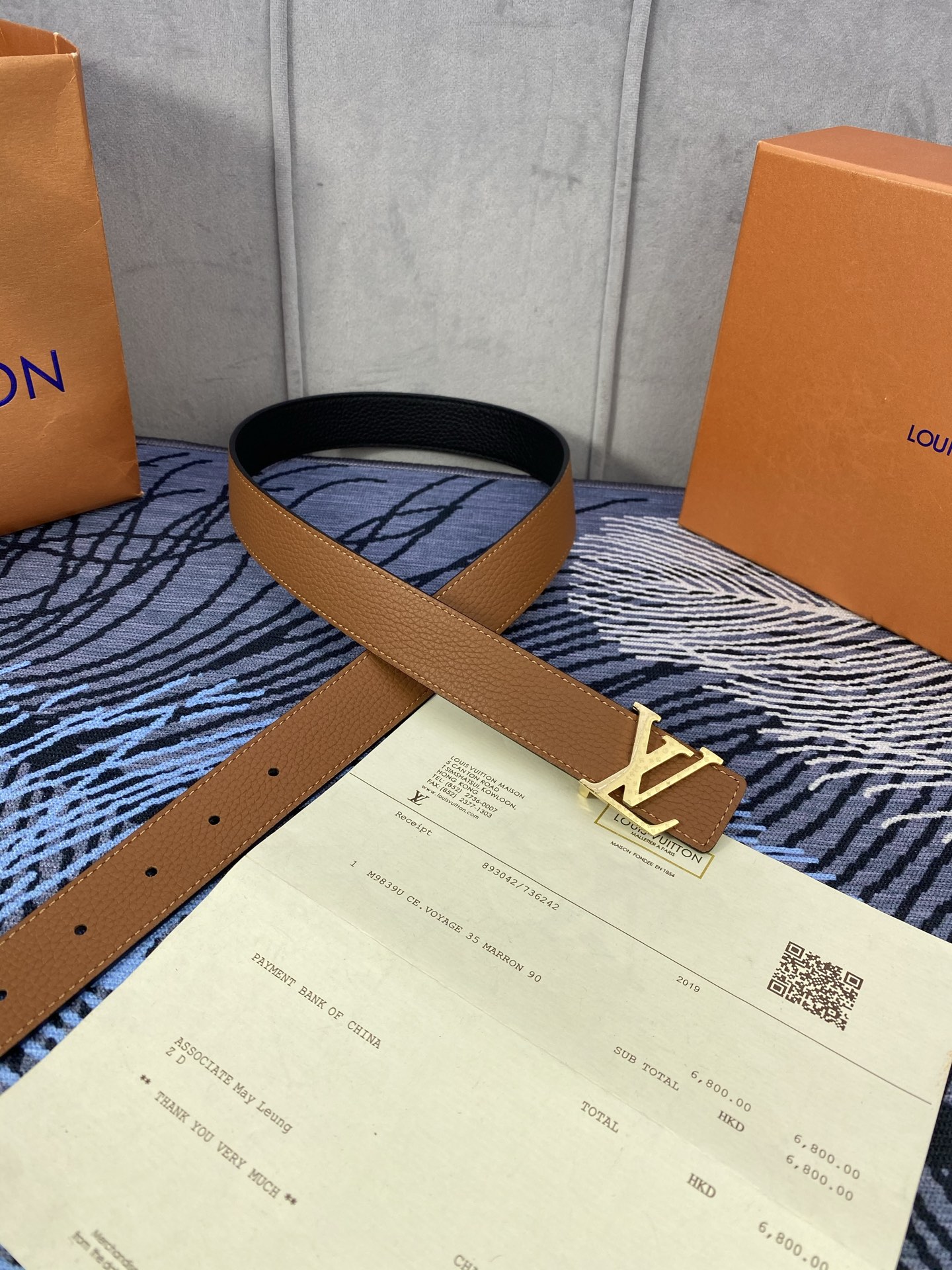 3.0宽 女款双面腰带，双色切换，荔枝纹牛皮触感细腻，金属扣饰精致，彰显优雅与个性，是时尚女性的精致之选