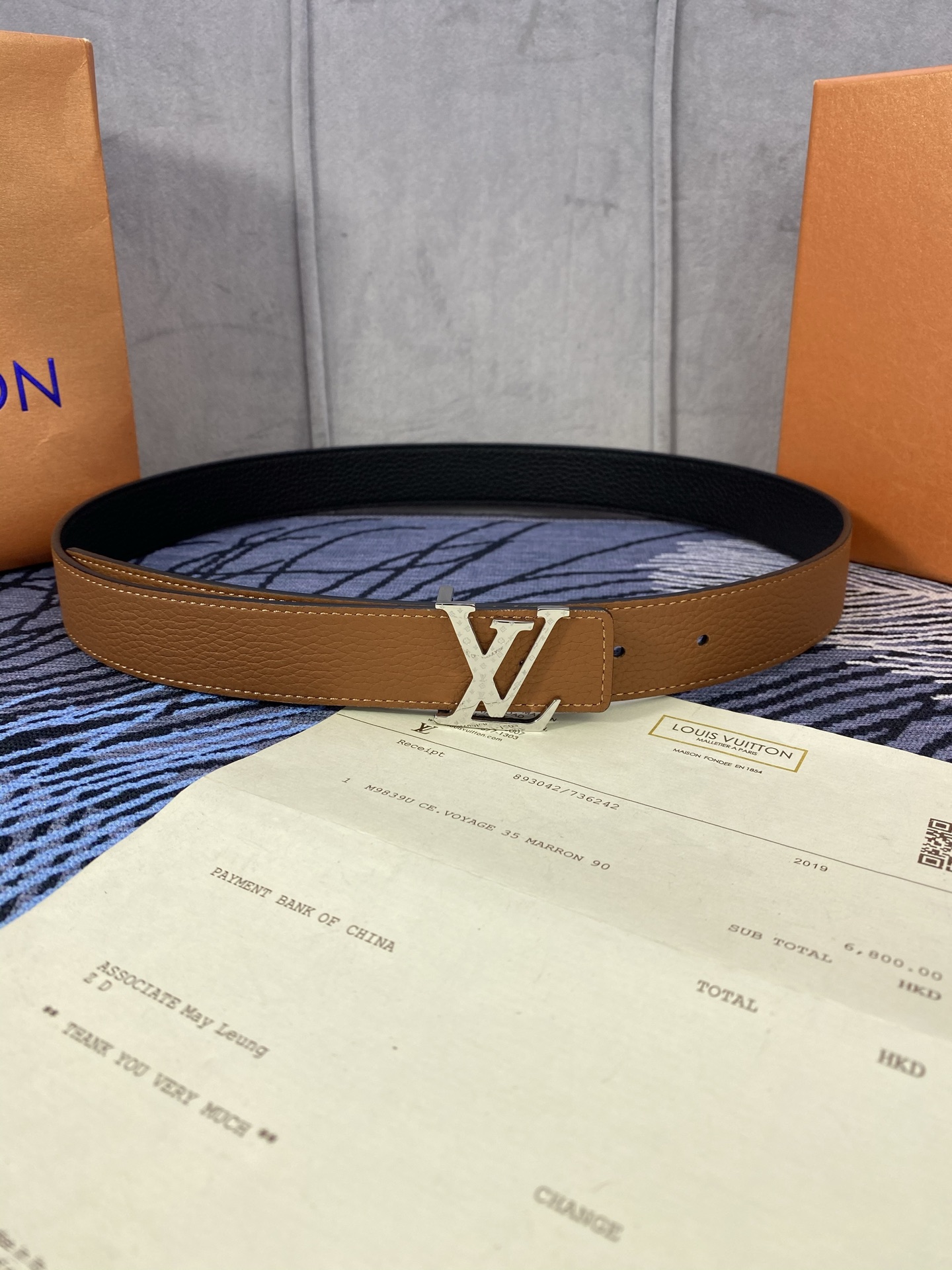 3.0宽 女款双面腰带，双色切换，荔枝纹牛皮触感细腻，金属扣饰精致，彰显优雅与个性，是时尚女性的精致之选