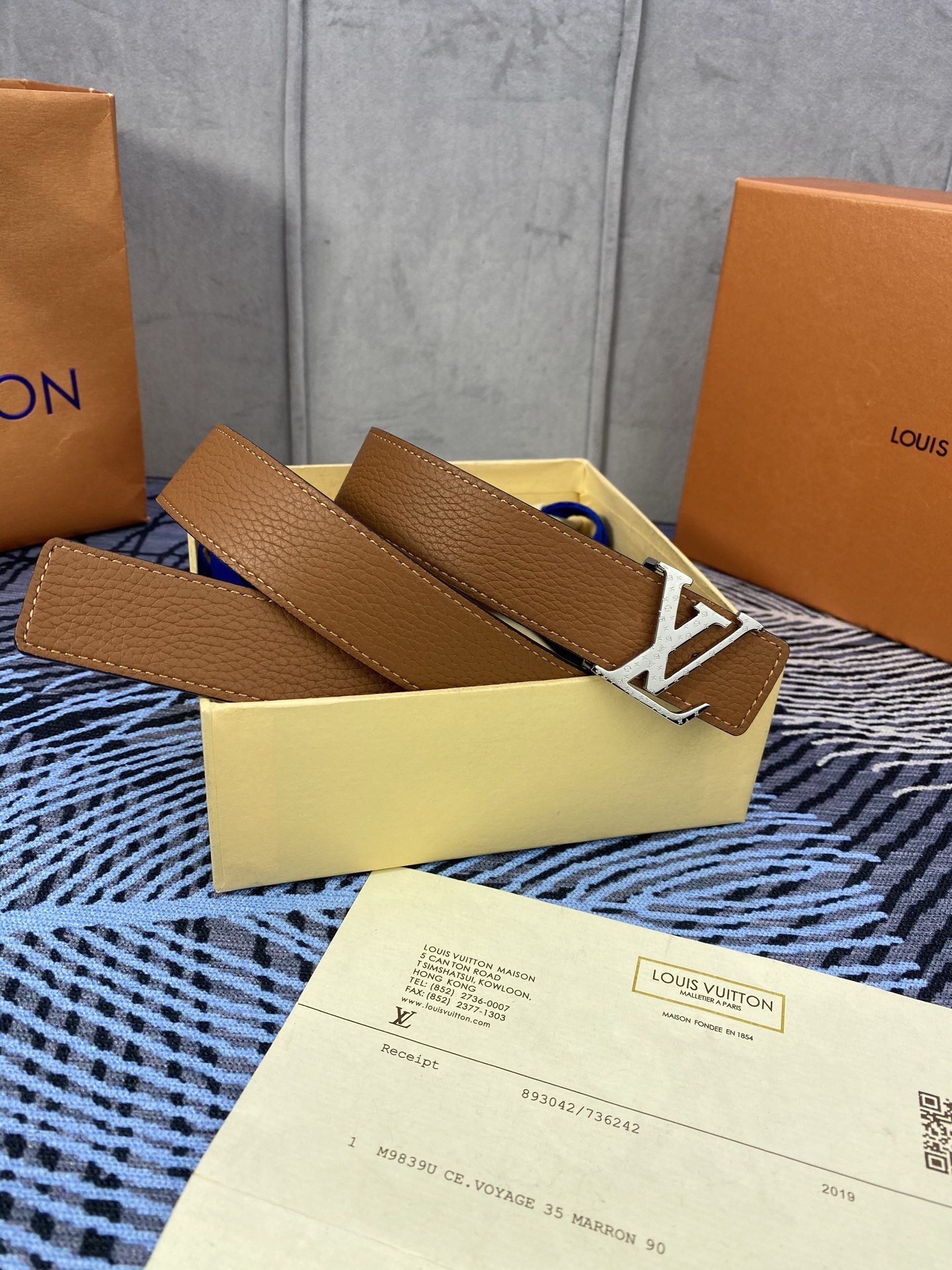 3.0宽 女款双面腰带，双色切换，荔枝纹牛皮触感细腻，金属扣饰精致，彰显优雅与个性，是时尚女性的精致之选