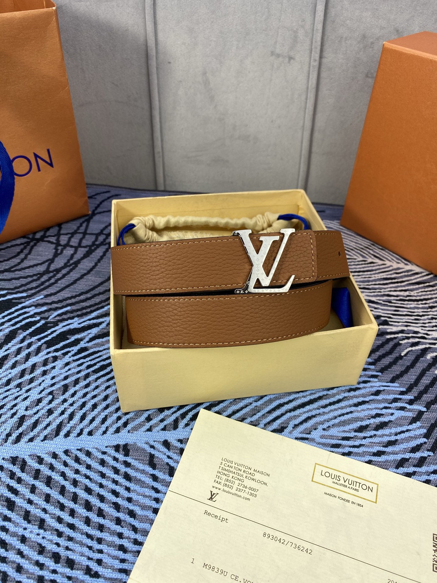 3.0宽 女款双面腰带，双色切换，荔枝纹牛皮触感细腻，金属扣饰精致，彰显优雅与个性，是时尚女性的精致之选