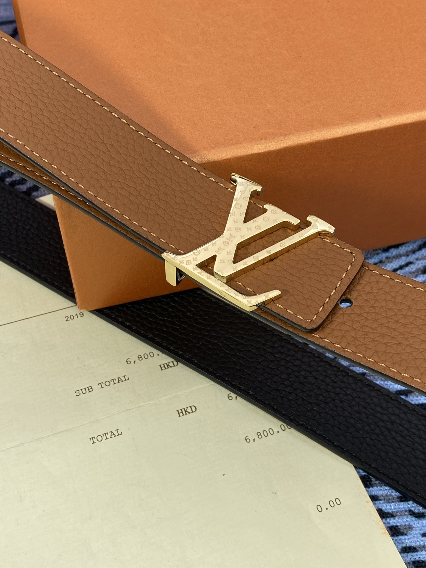 3.0宽 女款双面腰带，双色切换，荔枝纹牛皮触感细腻，金属扣饰精致，彰显优雅与个性，是时尚女性的精致之选