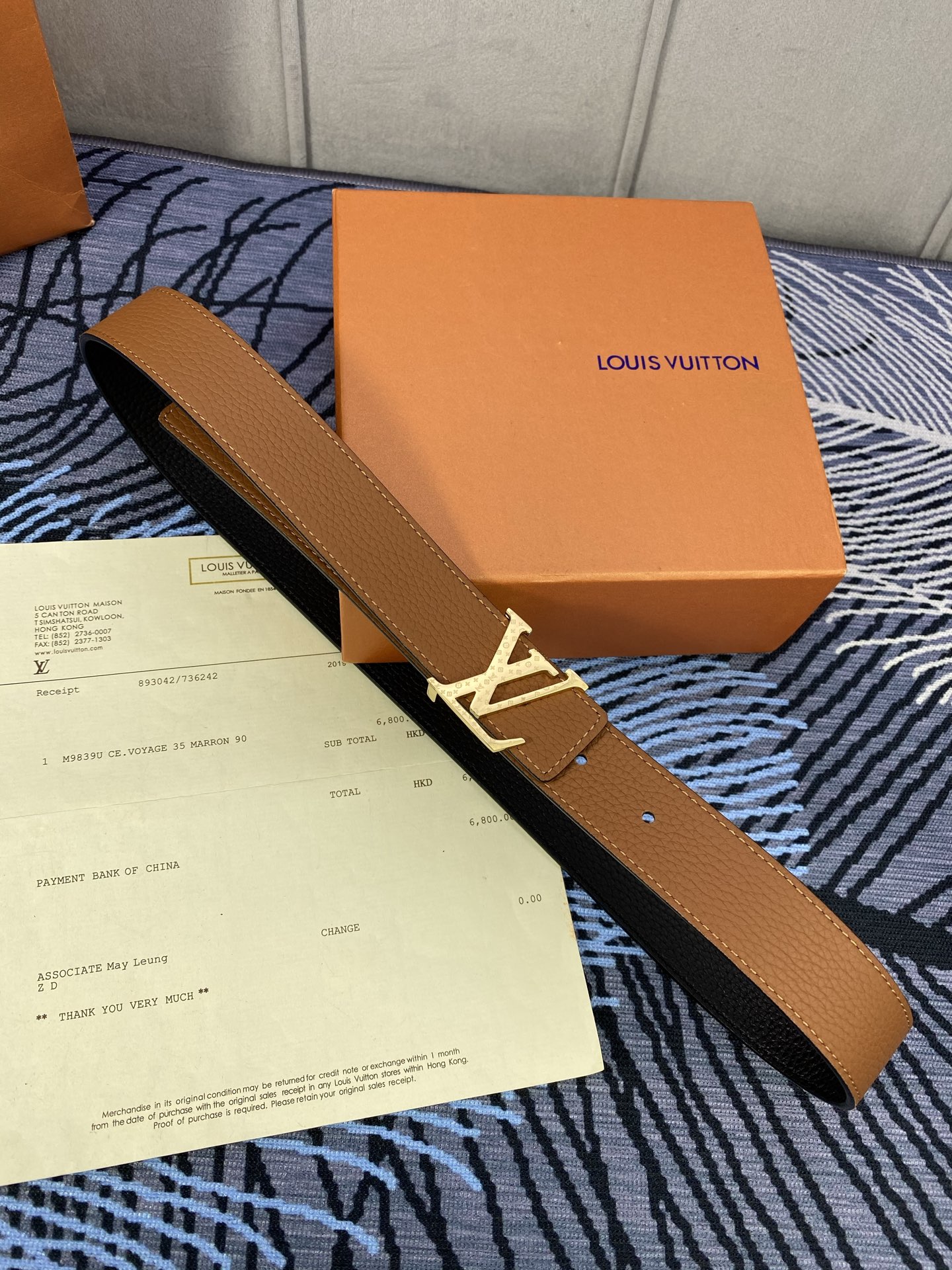 3.0宽 女款双面腰带，双色切换，荔枝纹牛皮触感细腻，金属扣饰精致，彰显优雅与个性，是时尚女性的精致之选