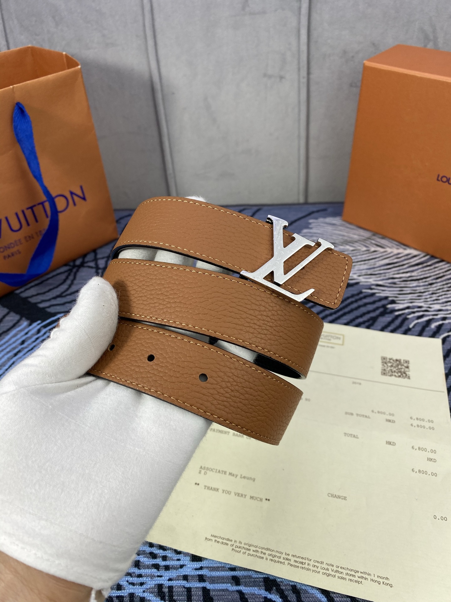 3.0宽 女款双面腰带，双色切换，荔枝纹牛皮触感细腻，金属扣饰精致，彰显优雅与个性，是时尚女性的精致之选