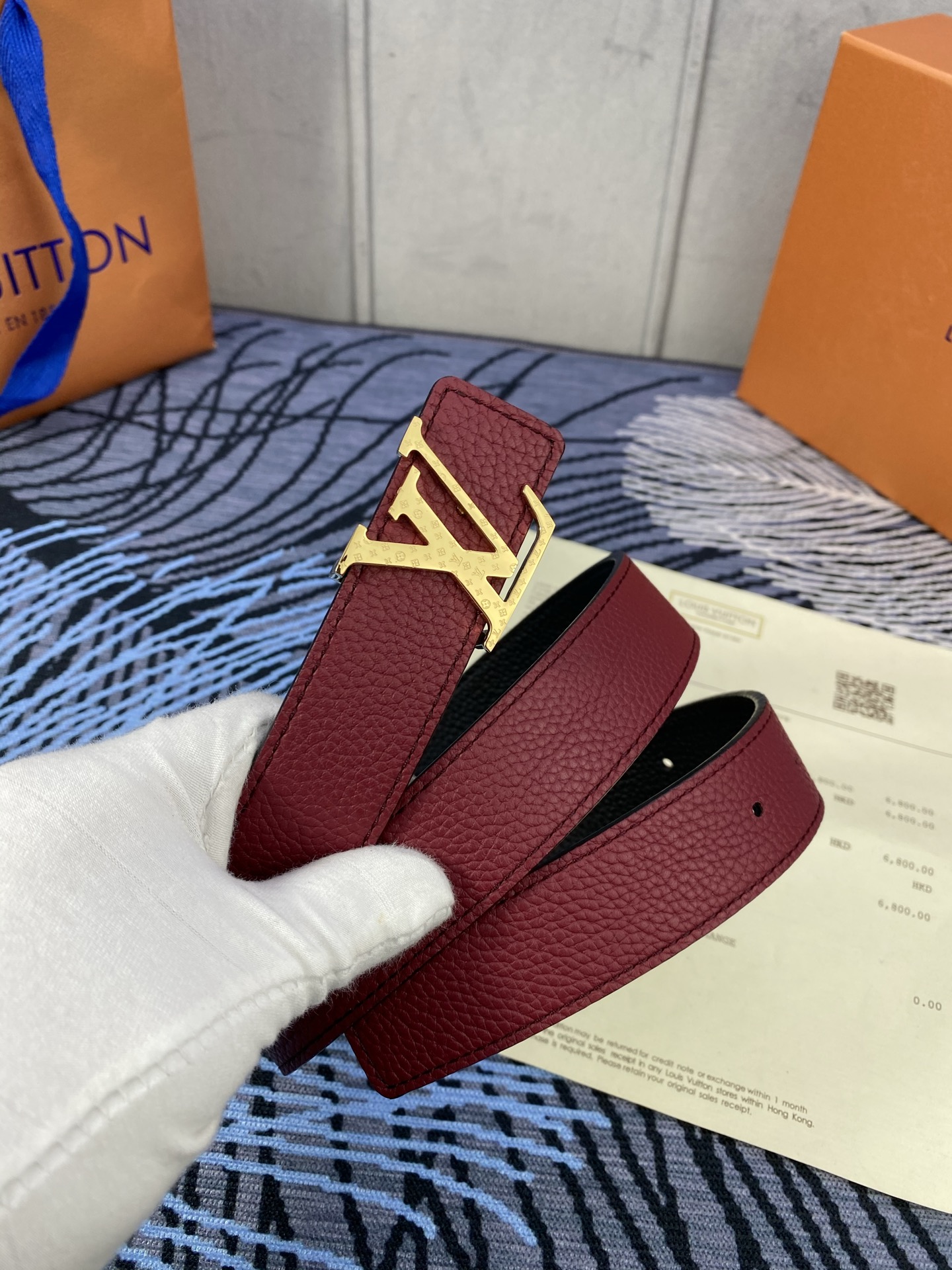 3.0宽 女款双面腰带，双色切换，荔枝纹牛皮触感细腻，金属扣饰精致，彰显优雅与个性，是时尚女性的精致之选