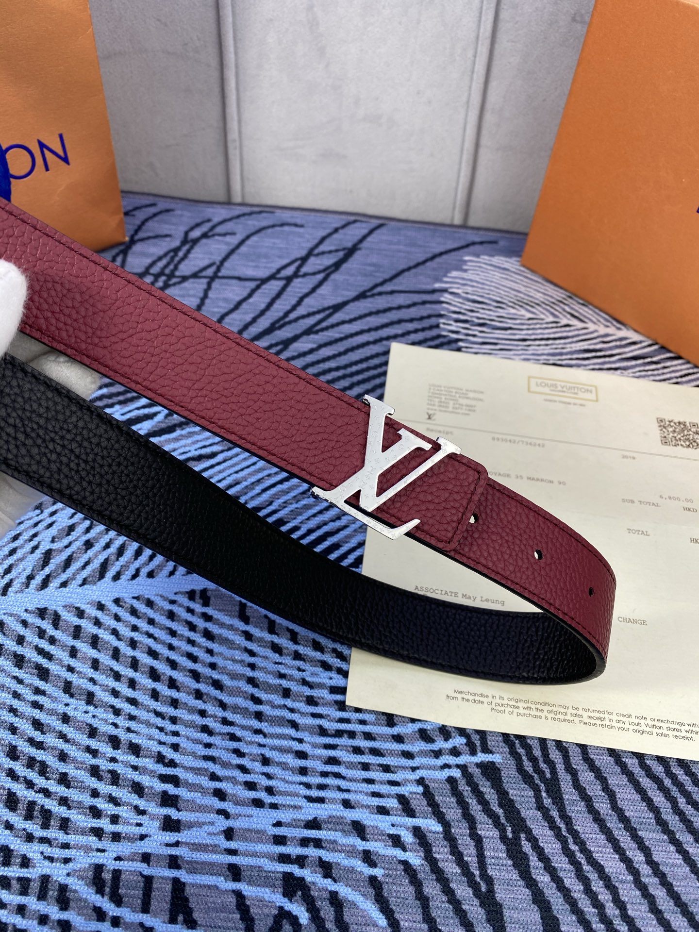 3.0宽 女款双面腰带，双色切换，荔枝纹牛皮触感细腻，金属扣饰精致，彰显优雅与个性，是时尚女性的精致之选